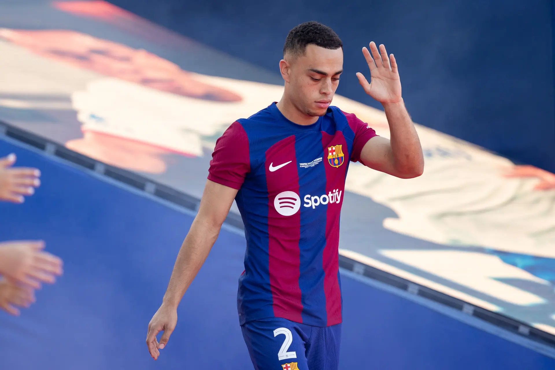Dest haalt uit naar oud-trainer Xavi: 'Ik denk niet dat hij eerlijk tegen me was'
