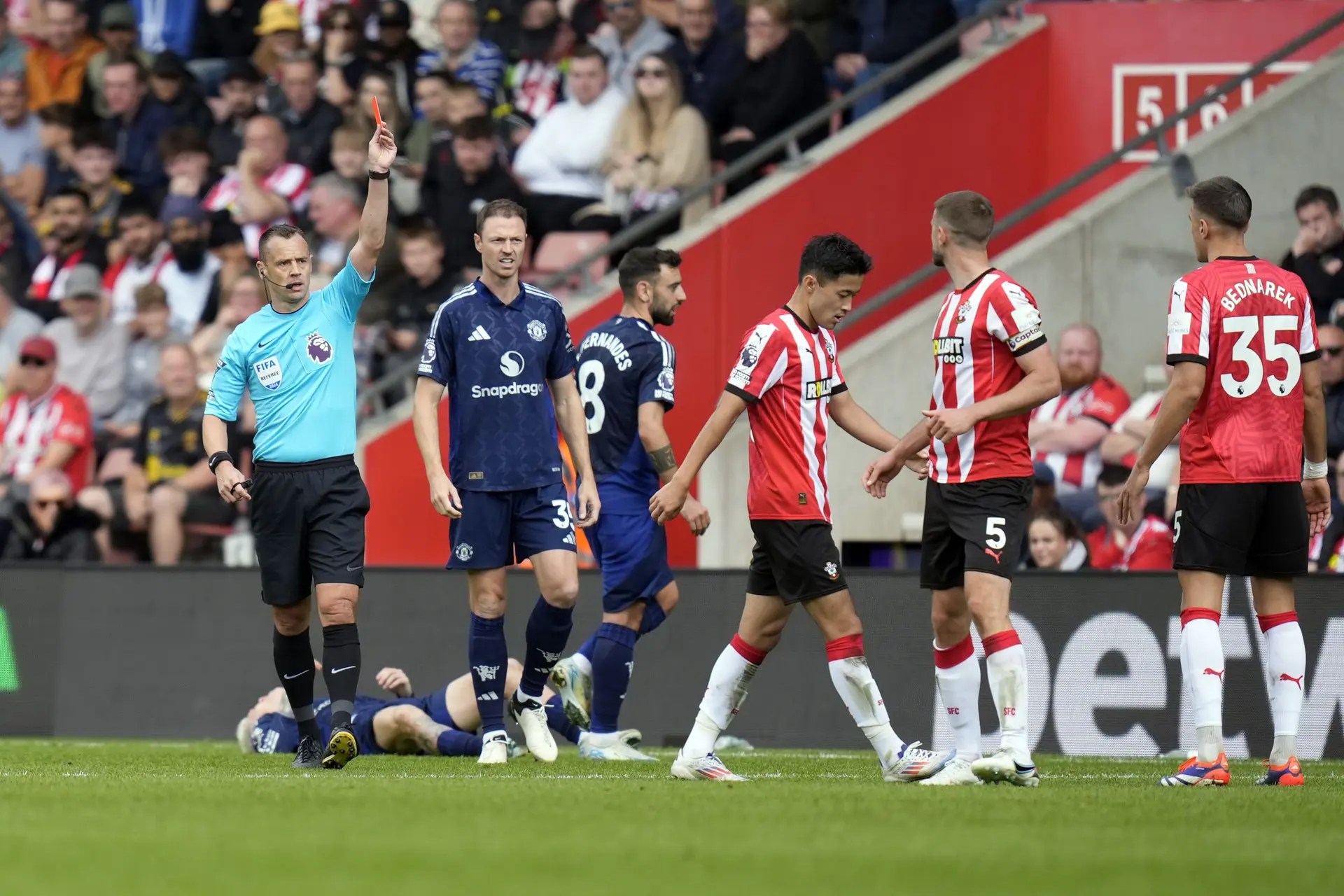 Premier League-aanvoerder krijgt schorsing voor uitschelden scheidsrechter