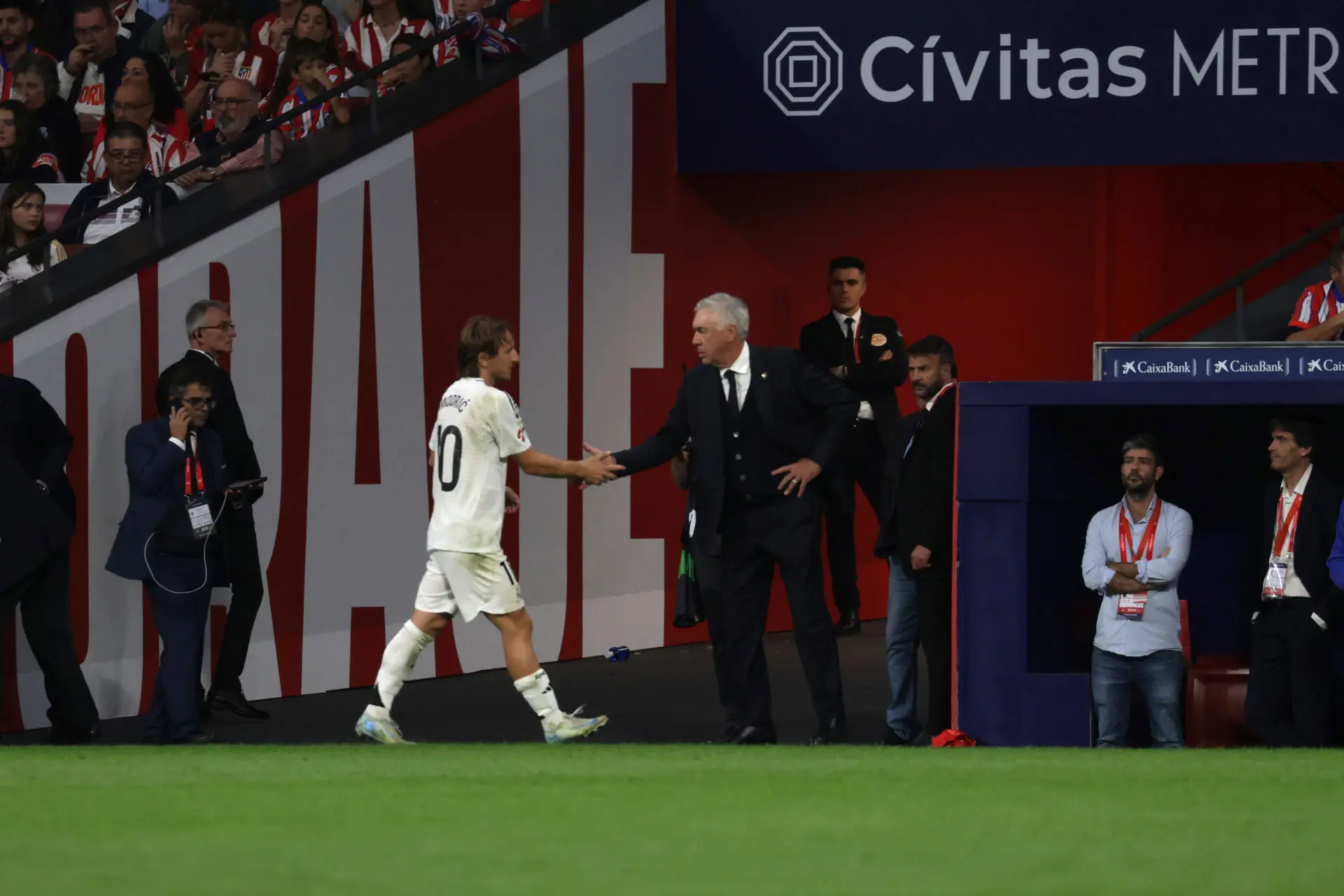 Carlo Ancelotti prijst oude vedette Luka Modric na behalen bizar record