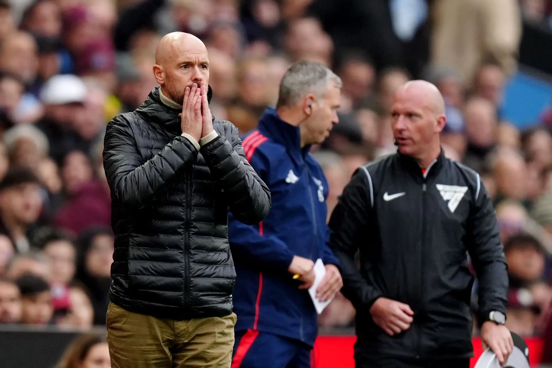 Ten Hag gaat 'gewoon' verder ondanks stijgende druk