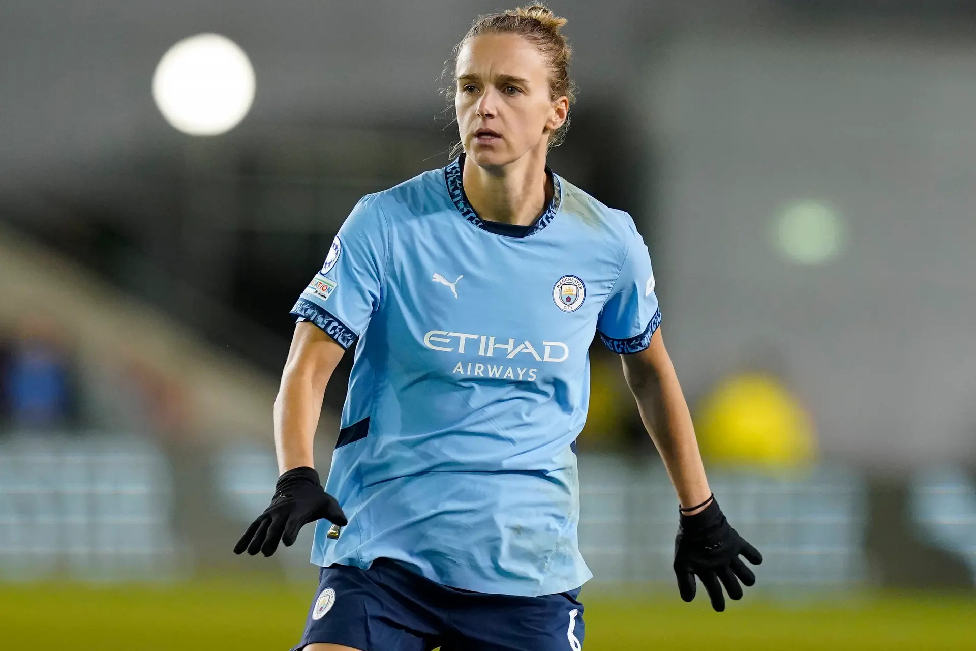 Vivianne Miedema mogelijk opnieuw lang langs de kant na oplopen knieblessure