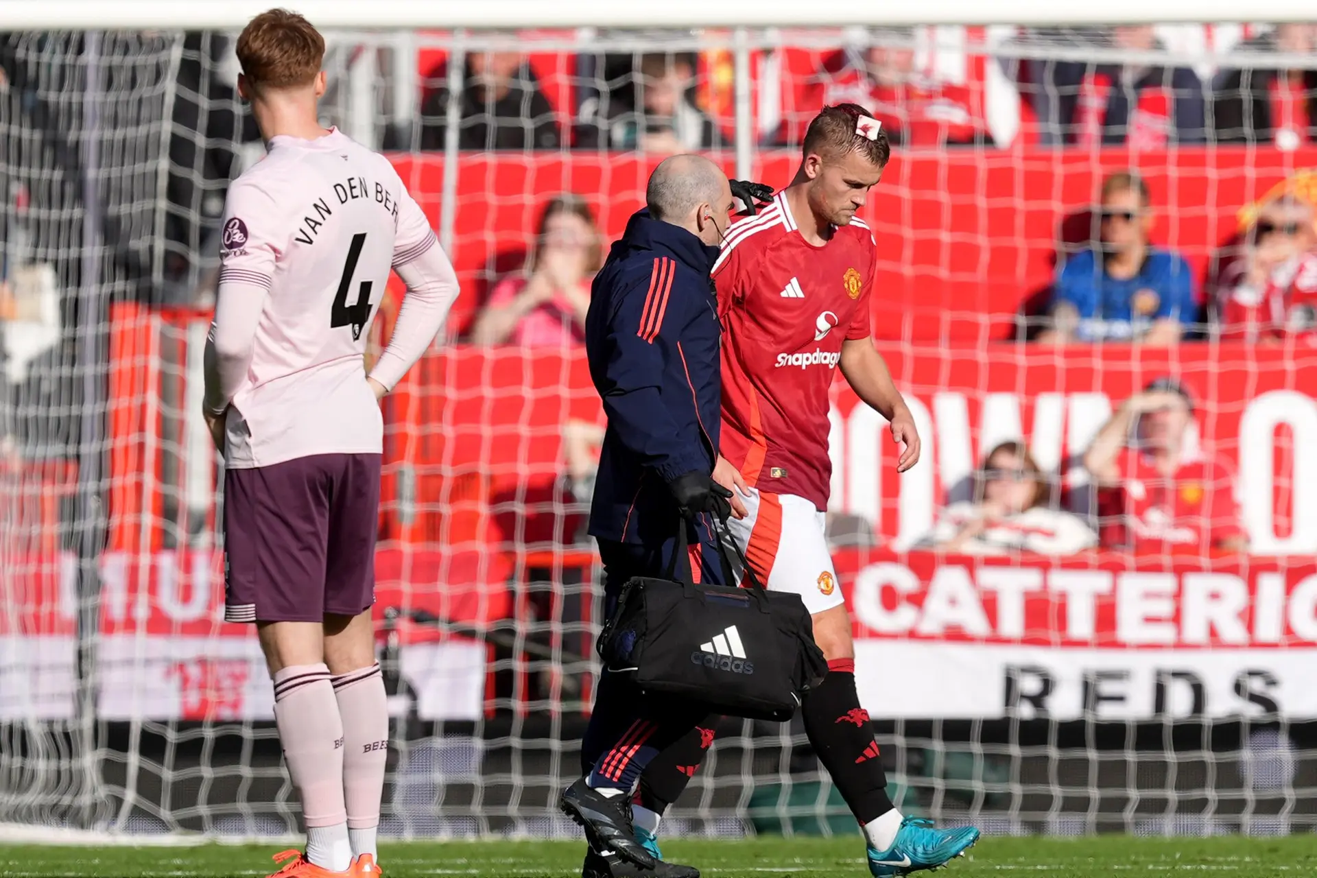 Erik ten Hag vertelt over opmerkelijke reden waarom hoofdblessure Matthijs de Ligt hielp aan overwinning tegen Brentford