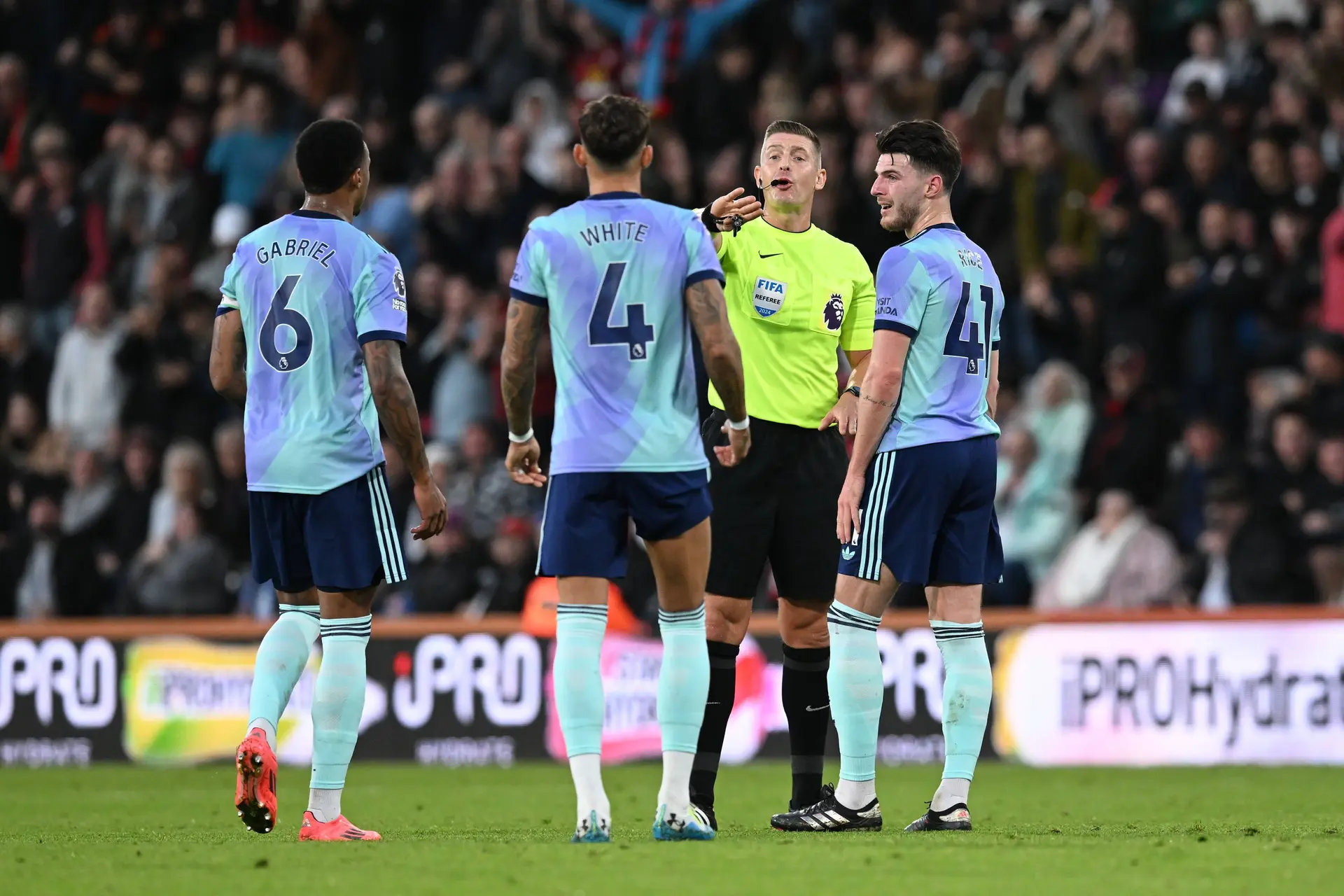 Arsenal-ster hekelt 'naïef' team na zure nederlaag tegen Bournemouth van Justin Kluivert