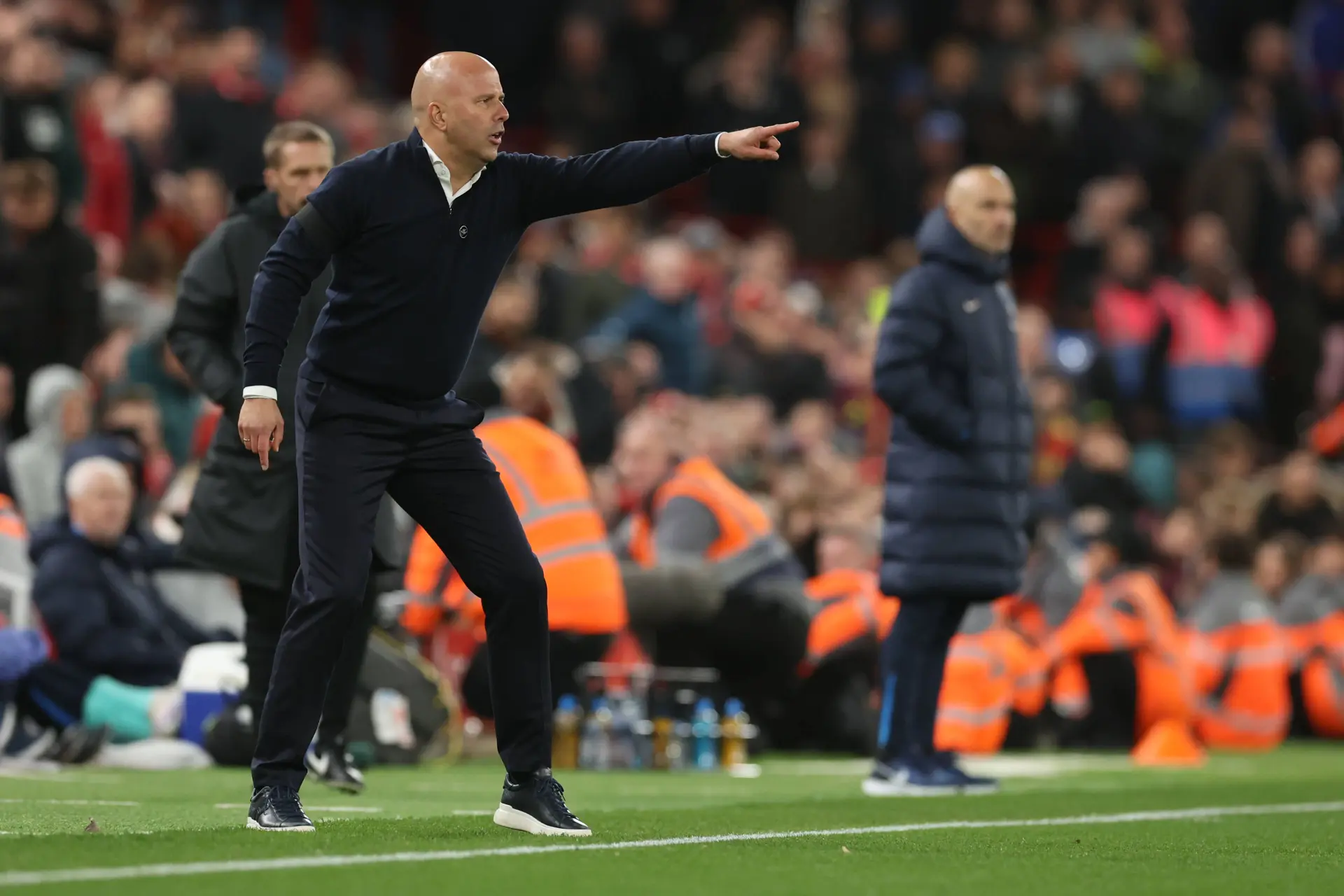Arne Slot niet tevreden over scheidsrechter na chaotische kraker met Chelsea
