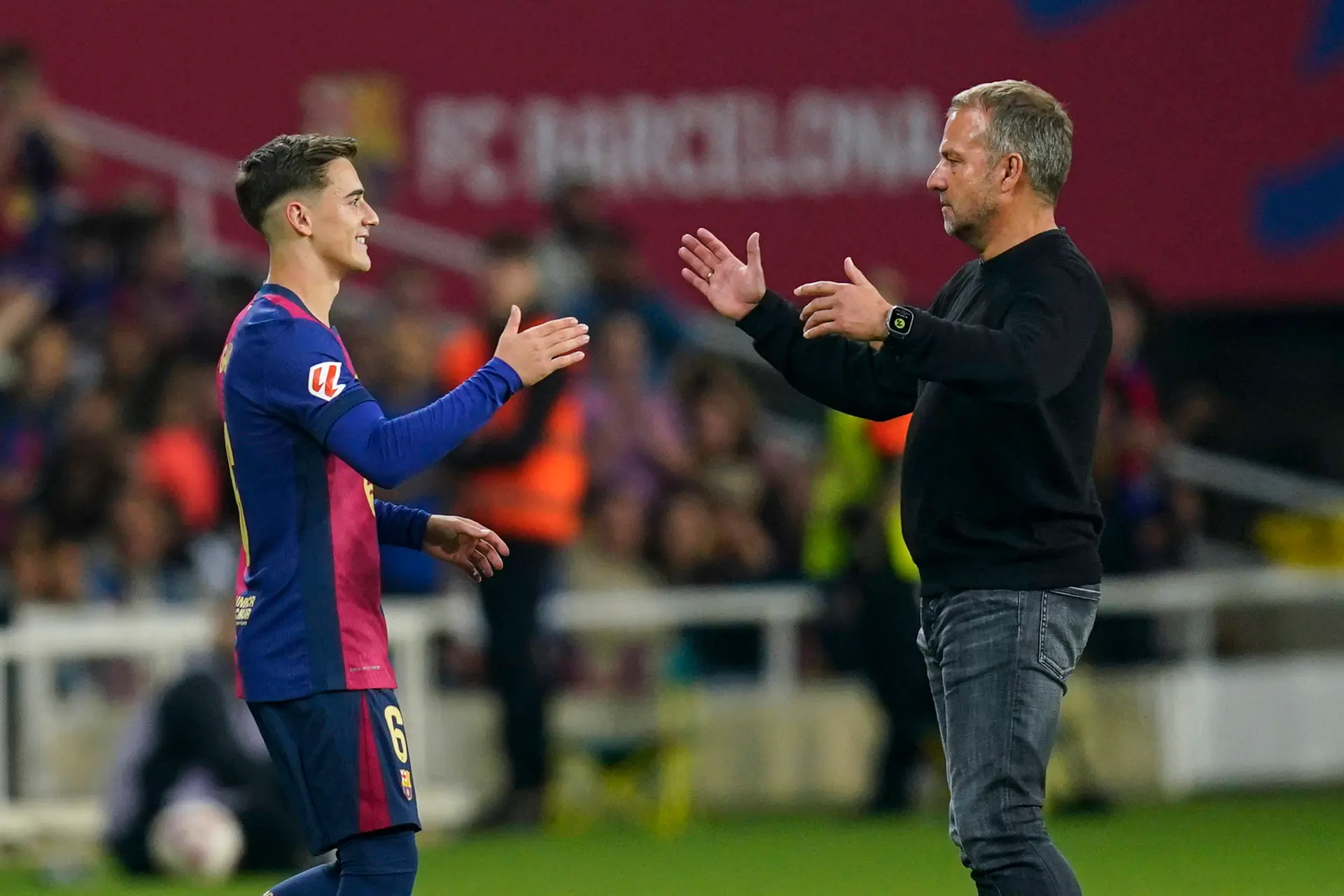 Barcelona-ster Gavi na bijna een jaar weer op het veld: 'Kippenvel'