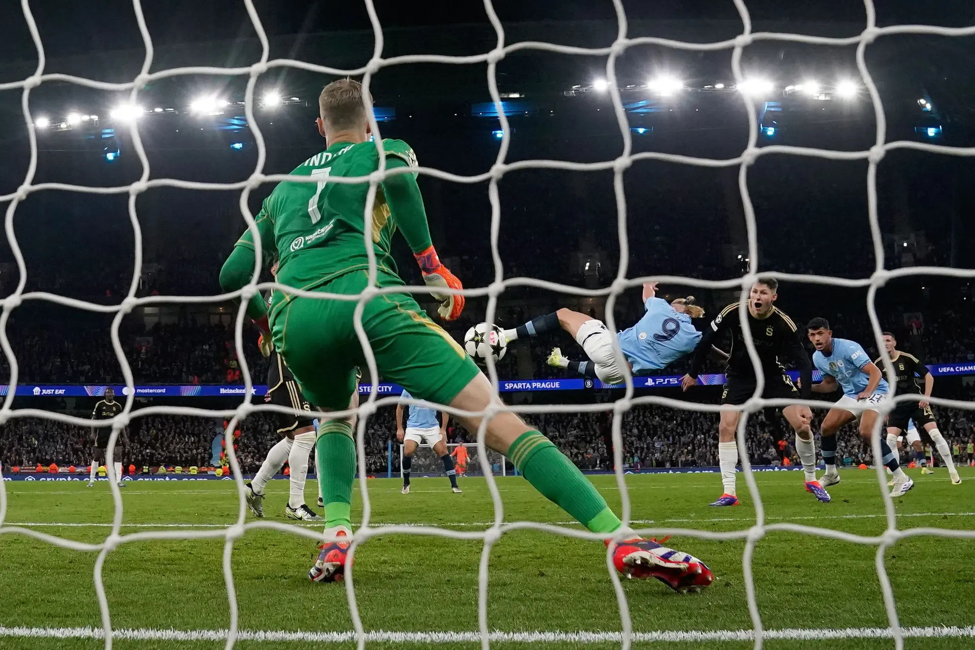Pep Guardiola verbluft door krankzinnige goal Erling Haaland: 'Niet normaal voor een mens'