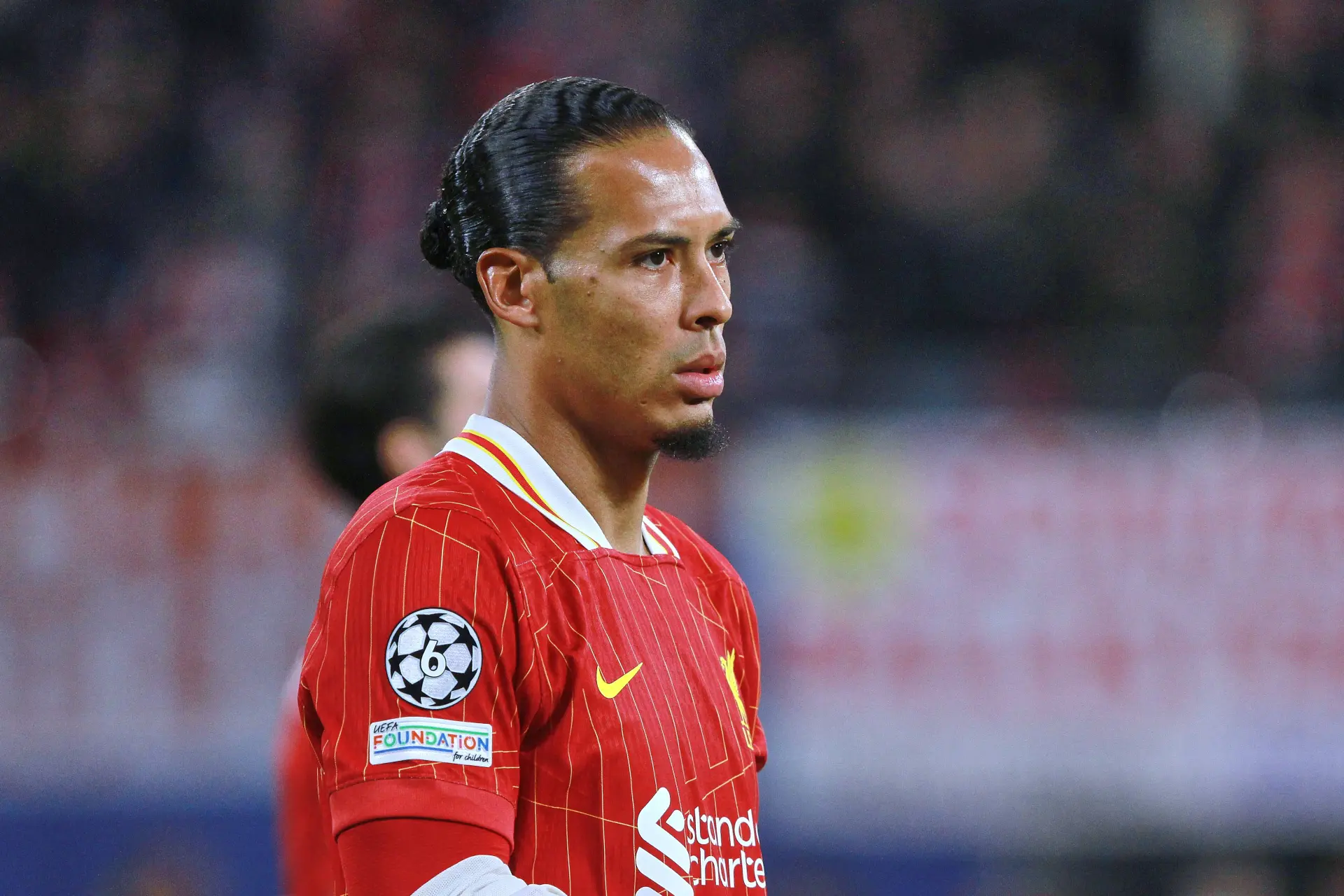 Virgil van Dijk zet de gesprekken over zijn toekomst op pauze: 'Kijken wat er aan het einde van het seizoen gebeurt'