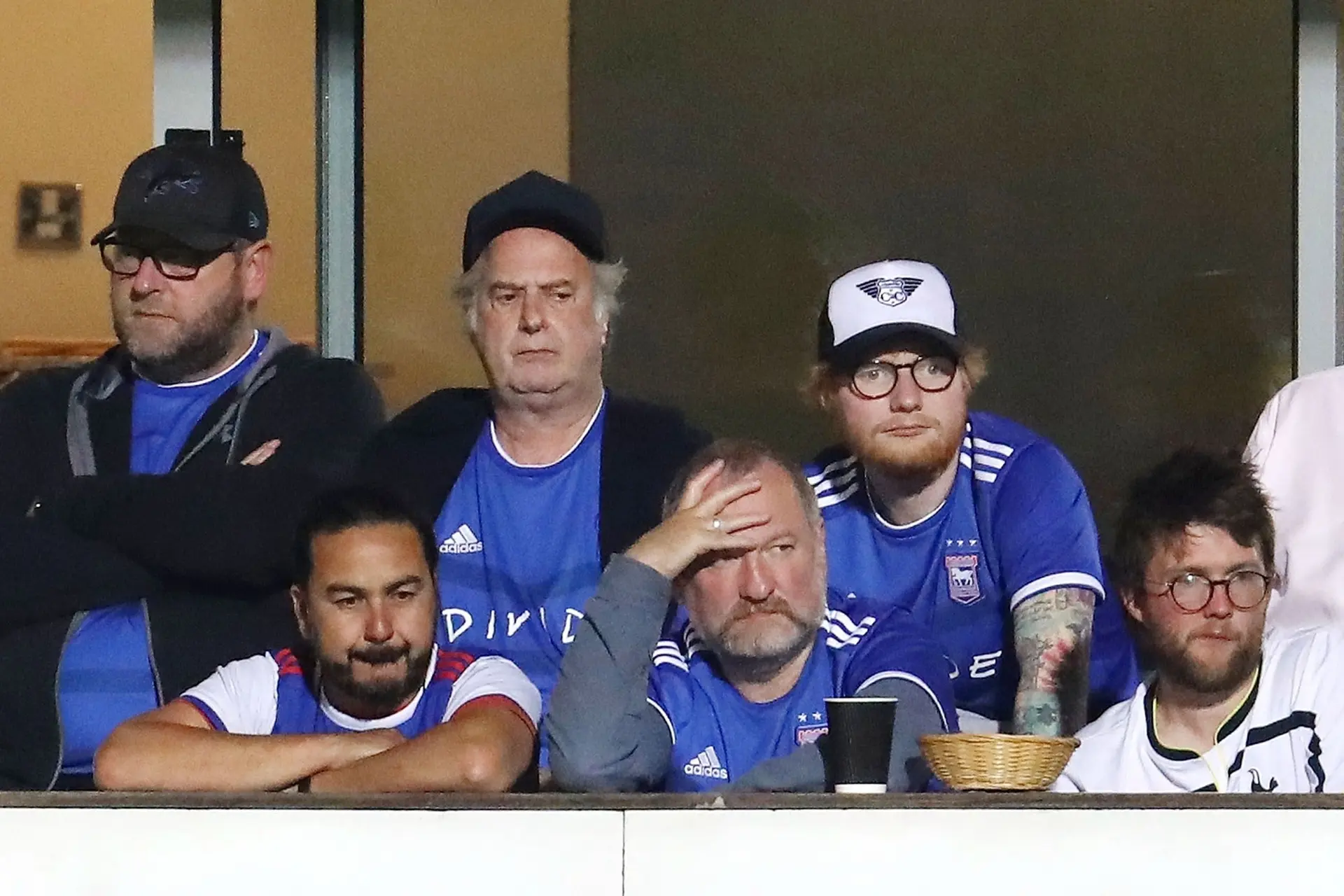 Ipswich Town-trainer speculeert over reden eerste winst: 'Misschien vanwege dat Ed Sheeran-shirt'