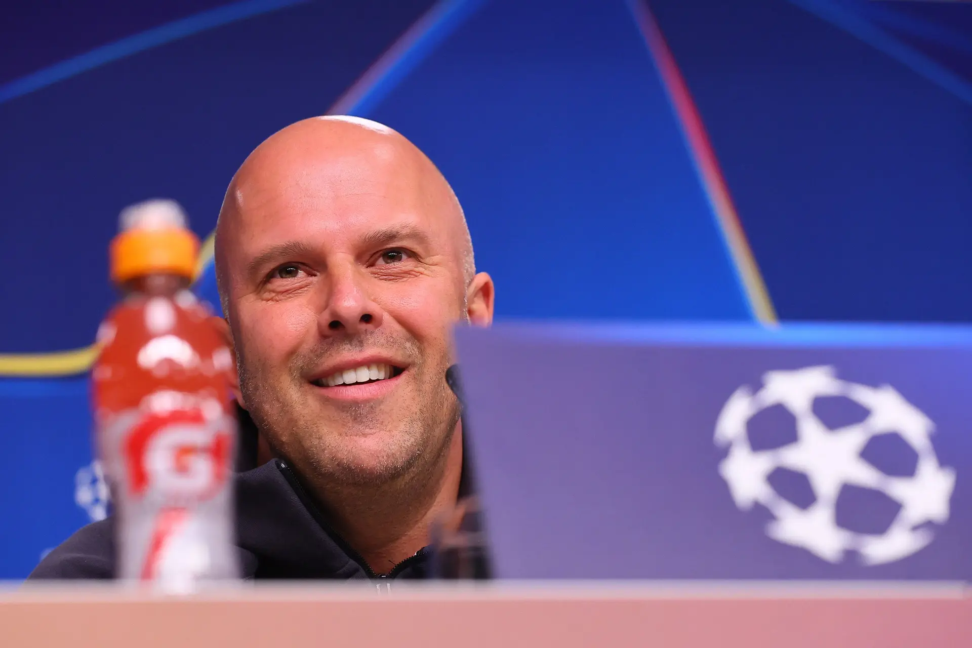 Arne Slot heeft lof voor collega Xabi Alonso in aanloop naar Champions League-duel: 'Speciale manager'