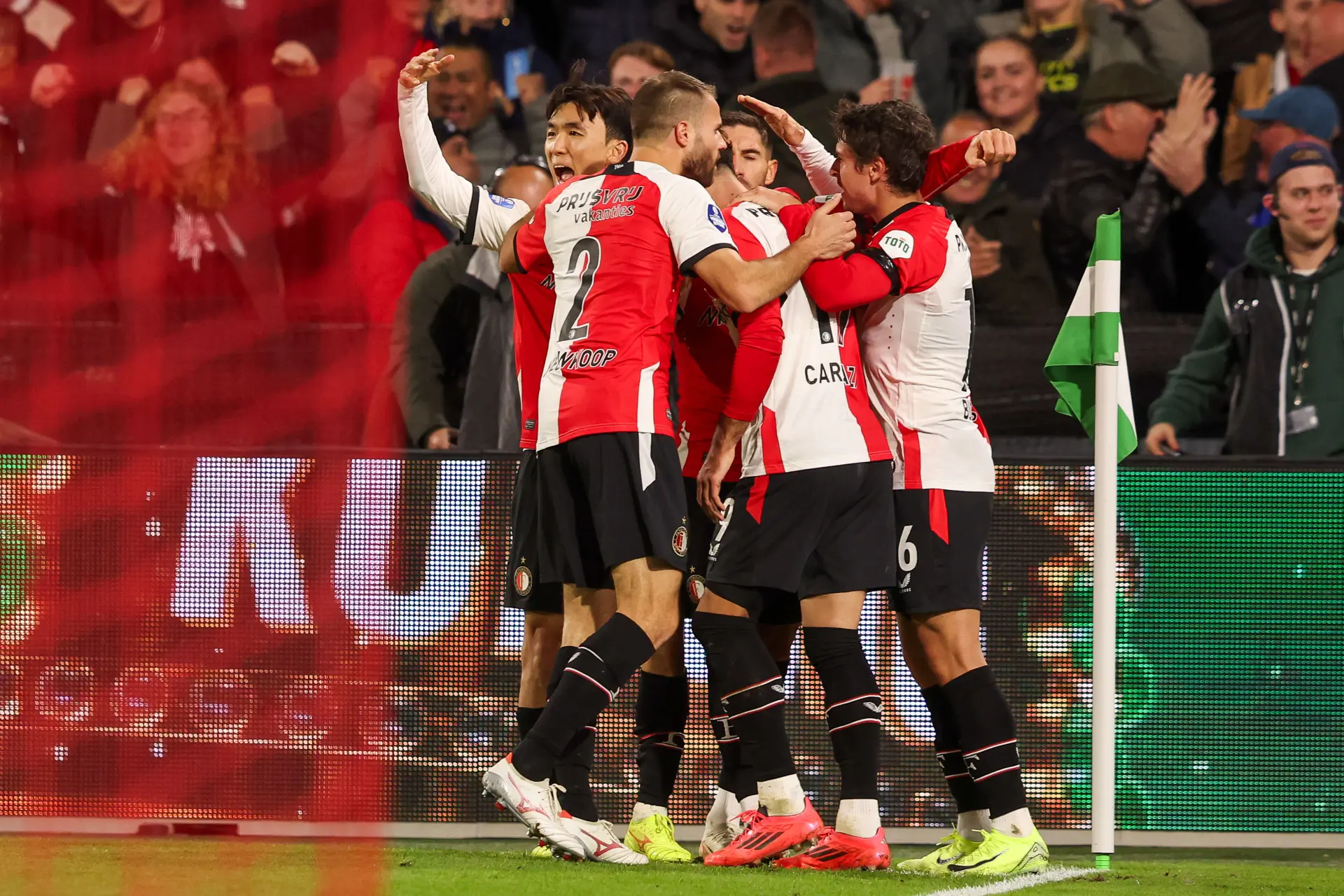 Feyenoord na sterke tweede helft voorbij AZ en houdt de druk op PSV en Ajax