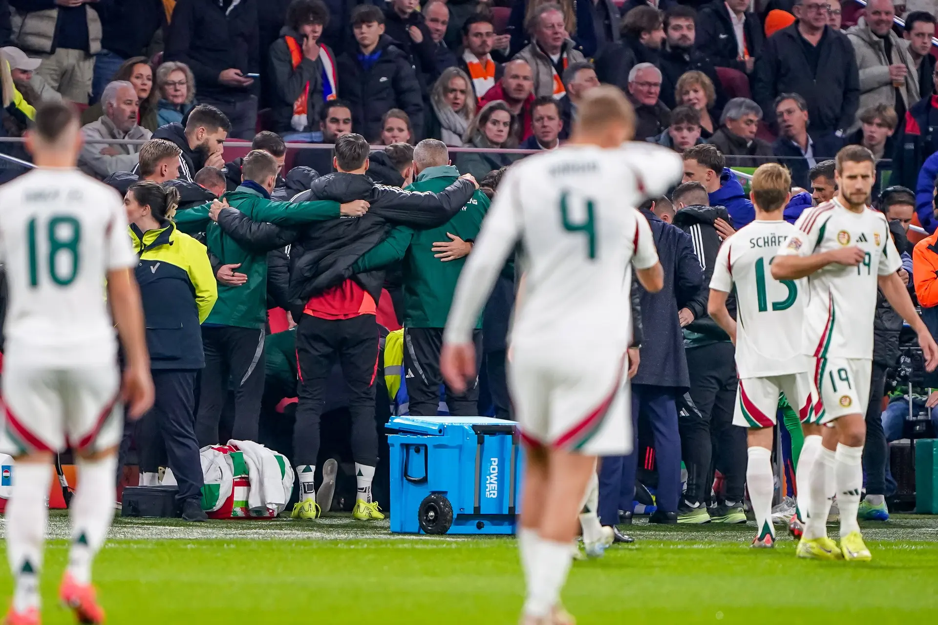 Hongaarse assistent-coach bedankt fans na medisch noodgeval