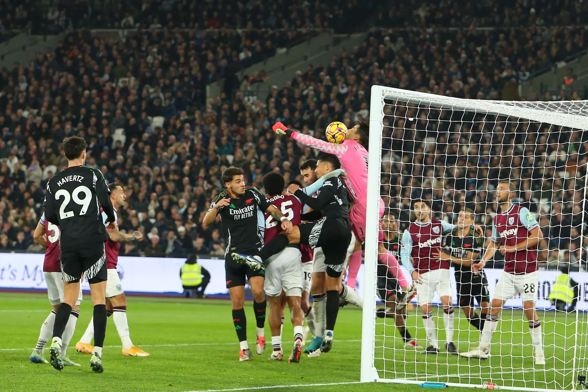 Ontketend Arsenal verslaat West Ham United na bizarre eerste helft