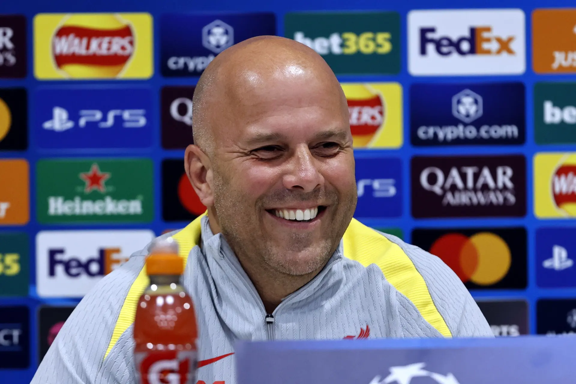 Arne Slot geeft een Manchester City een trap na met grap over controversiële aanklachten