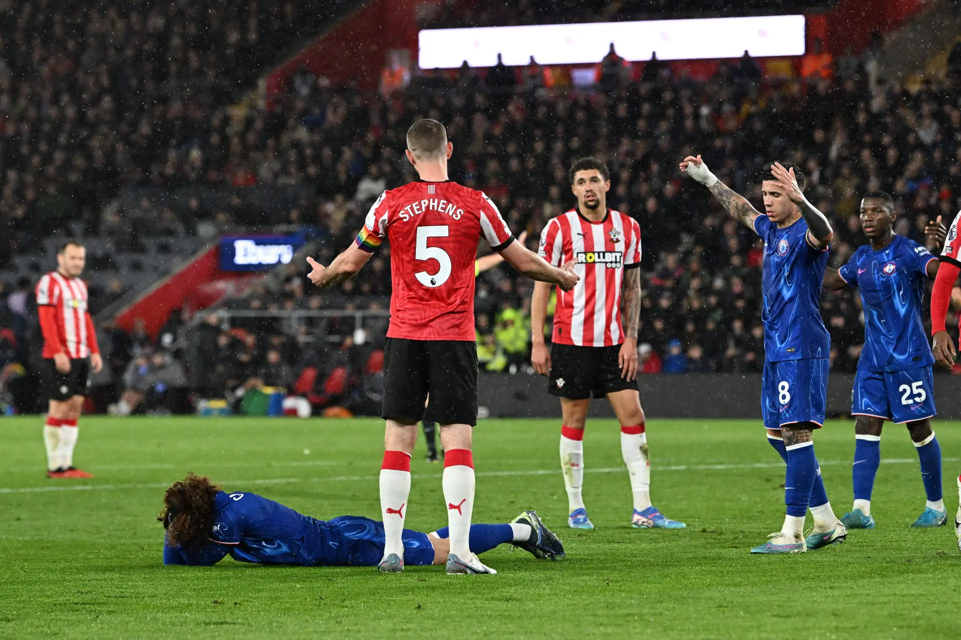 Opmerkelijk moment in Premier League: Speler krijgt rood voor trekken aan haren