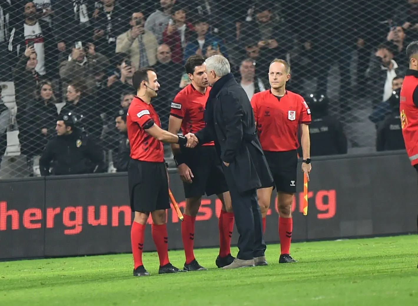 Schokkend maar waar: José Mourinho feliciteert scheidsrechter na verloren derby