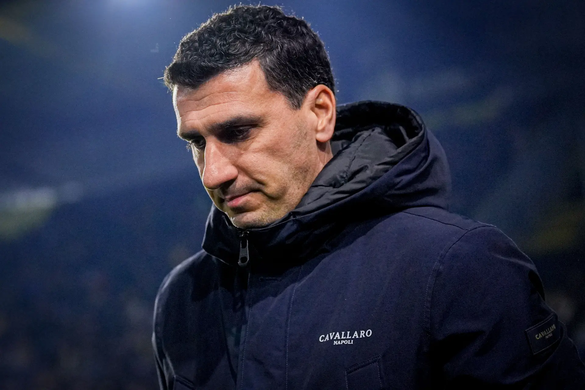 AZ-coach Maarten Martens vol onbegrip na controversiële goal NAC Breda: 'Dat is heel bizar, toch?'