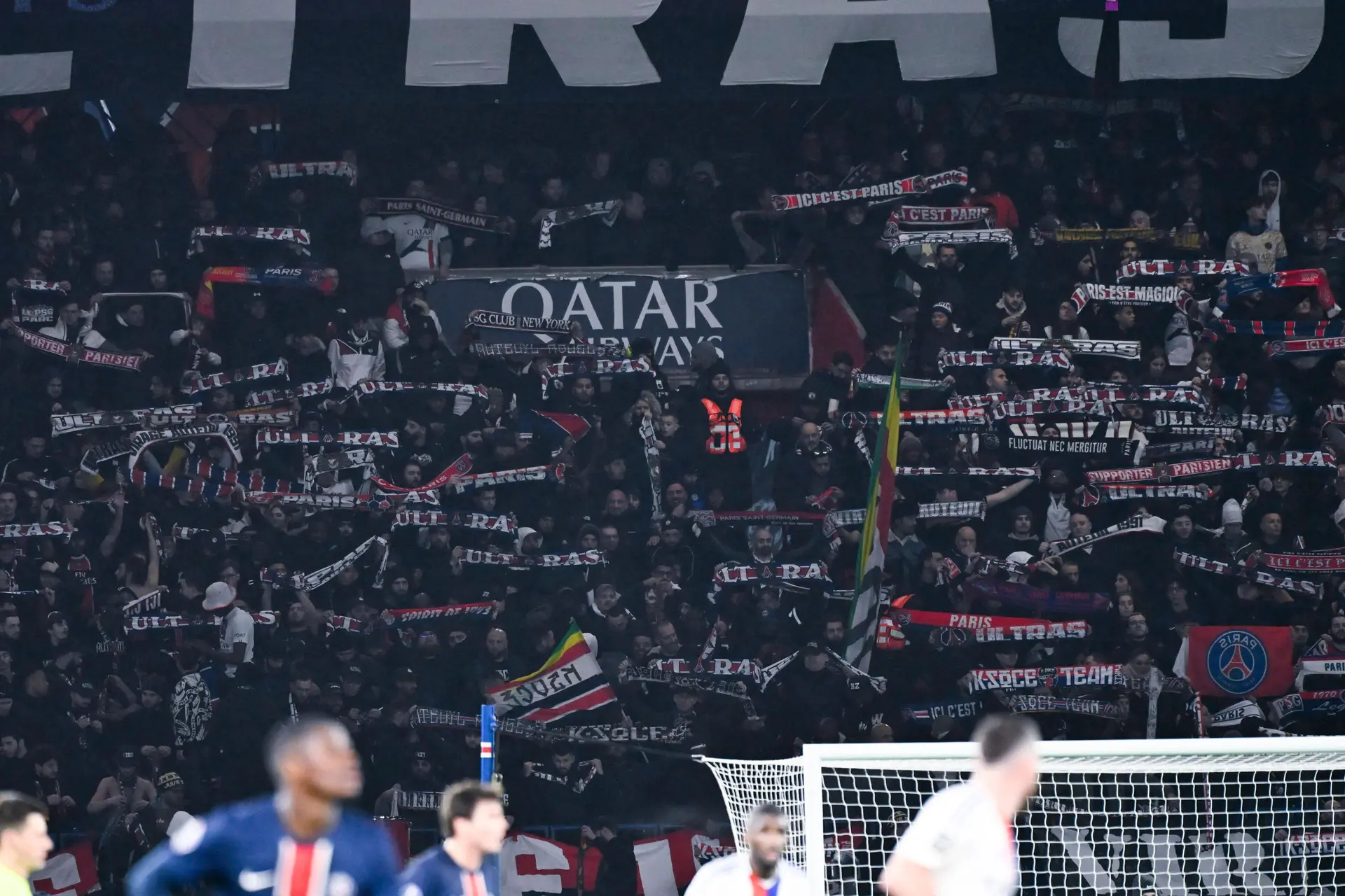 Scheidsrechter stopt Franse kraker na anti-homoleuzen vanaf tribune