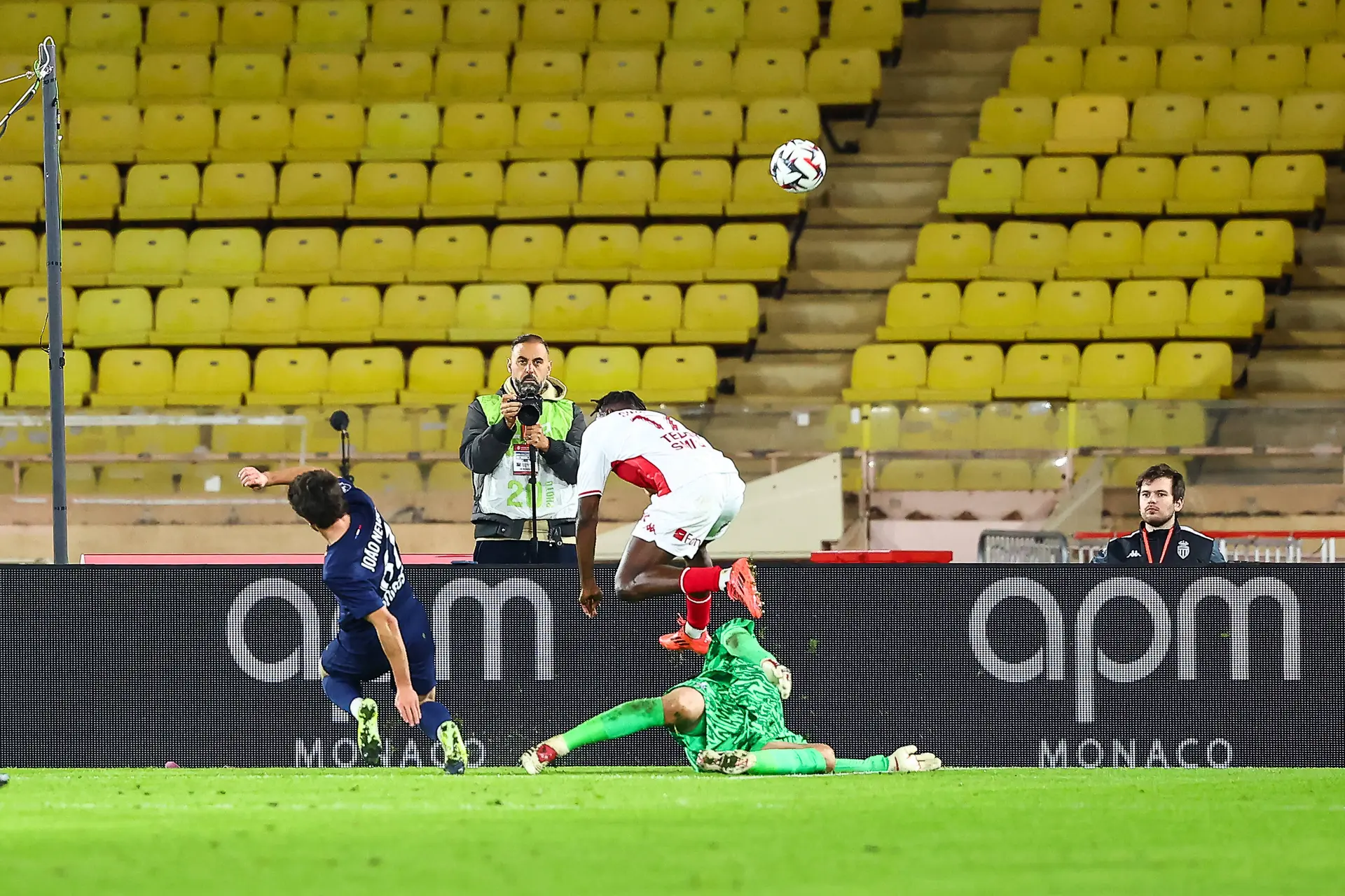 PSG-doelman Gianluigi Donnarumma gewond na zware botsing tijdens Ligue 1-kraker