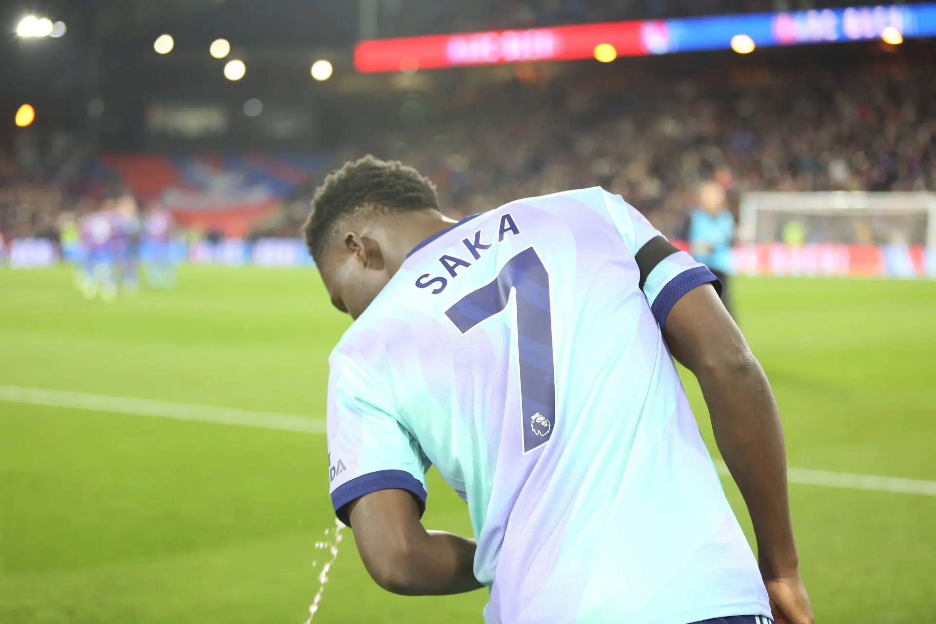 Gigantische domper voor Arsenal: Bukayo Saka maanden uit roulatie na spierscheuring