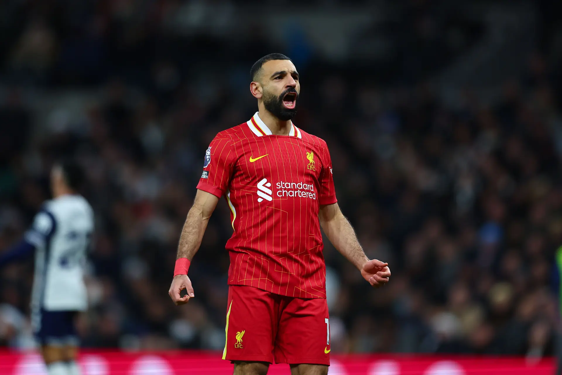Ontketende Mohamed Salah in knotsgek Liverpool-duel: 'Blij dat de zesde erin ging'