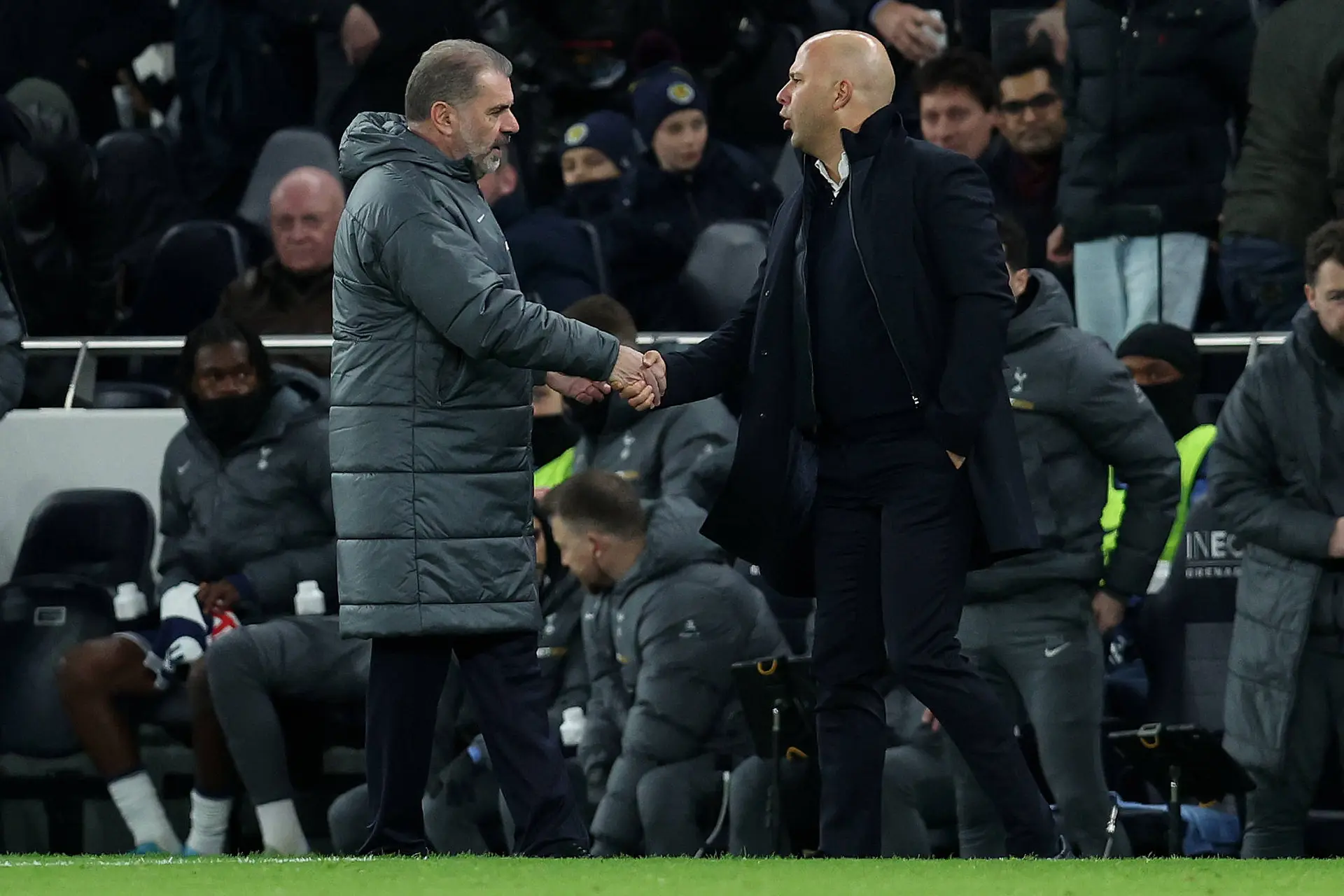 Tottenham-manager weigert vragen te beantwoorden na pak slaag van Arne Slot