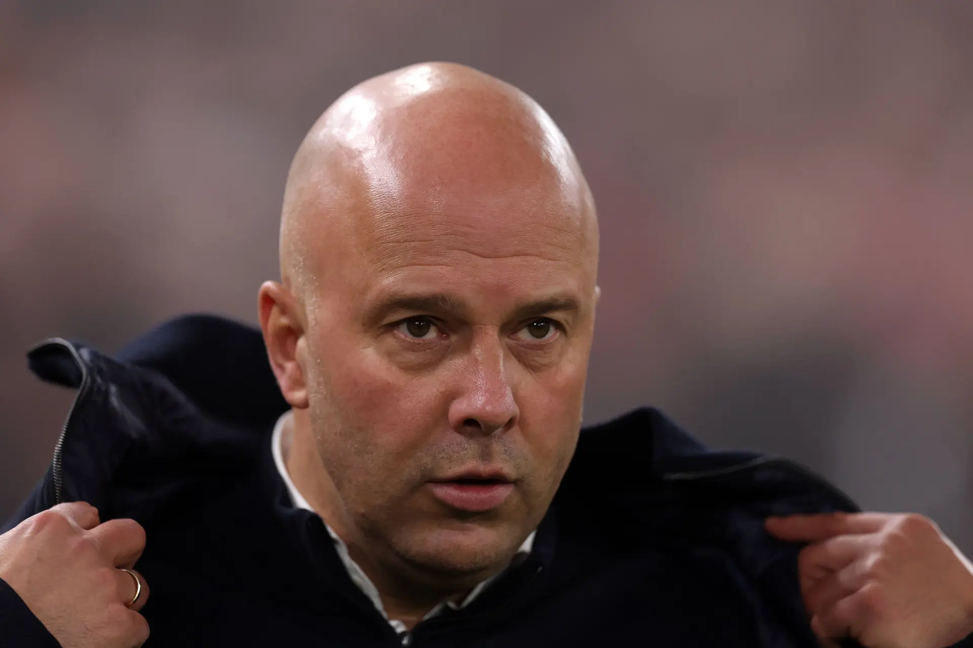 Arne Slot reageert op rumoer rondom contracten: 'Niet het moment om je dat nu te vertellen'