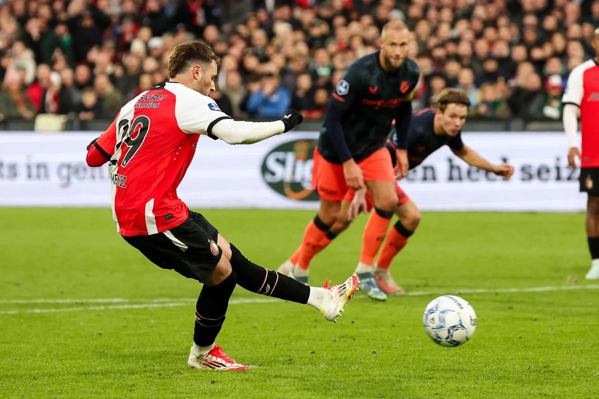 Grote vraagtekens rondom penaltymoment Santiago Gimenez: 'Schiet mij maar lek'