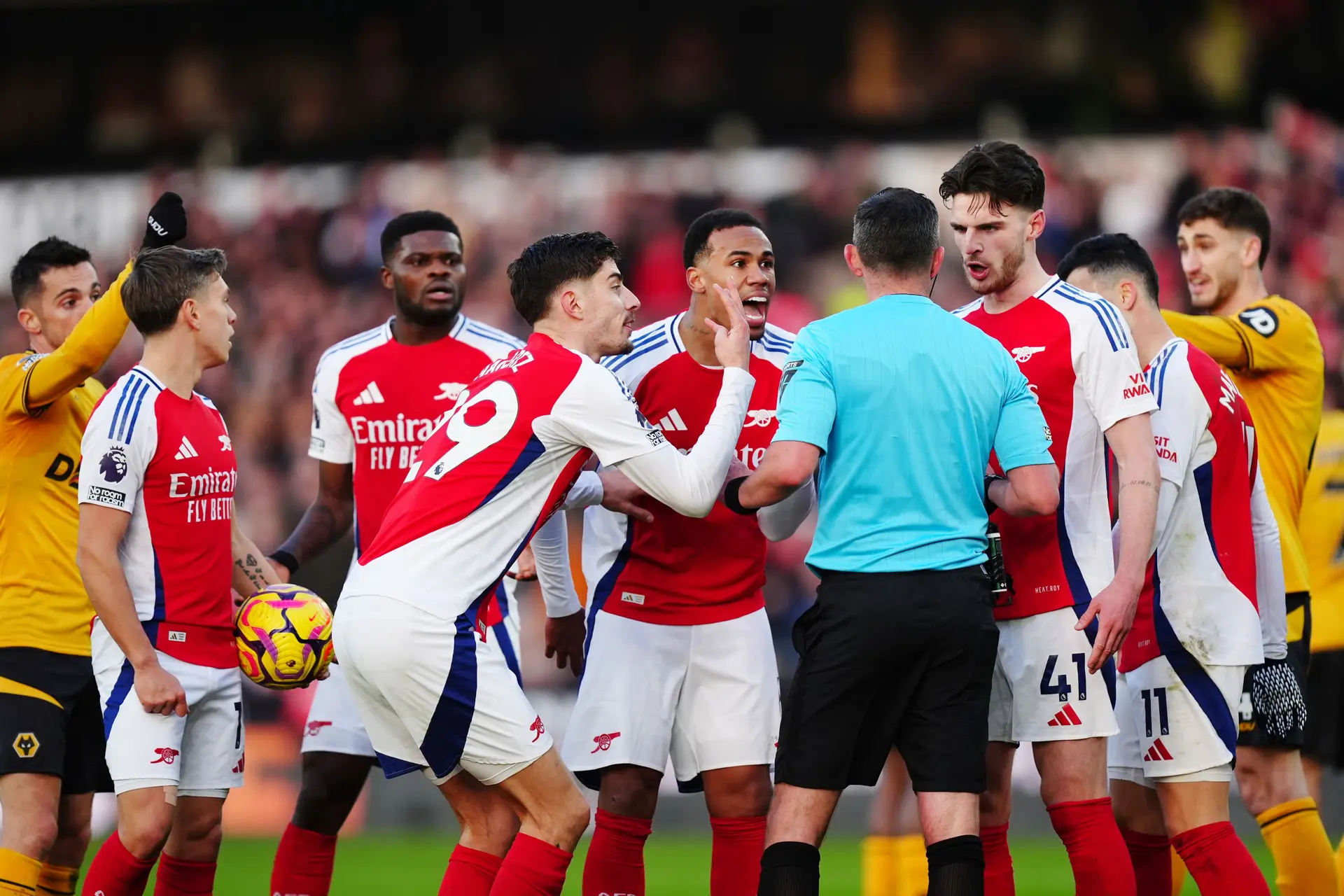 Arsenal krijgt uitzonderlijk hoge boete wegens omsingelen scheidsrechter