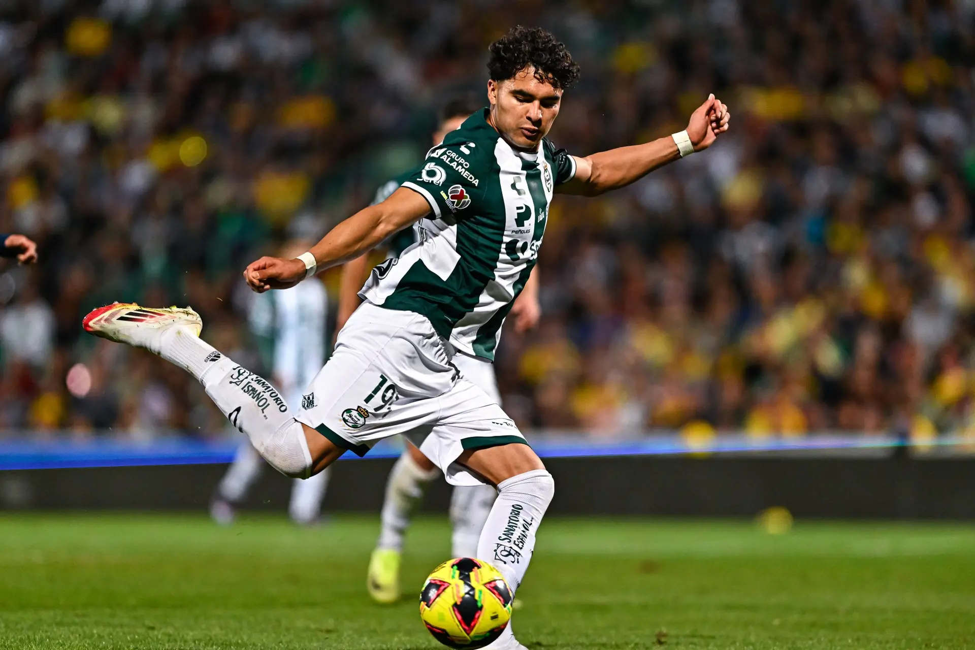 Feyenoord haalt nieuwe Mexicaan naar De Kuip als vervanger Giménez