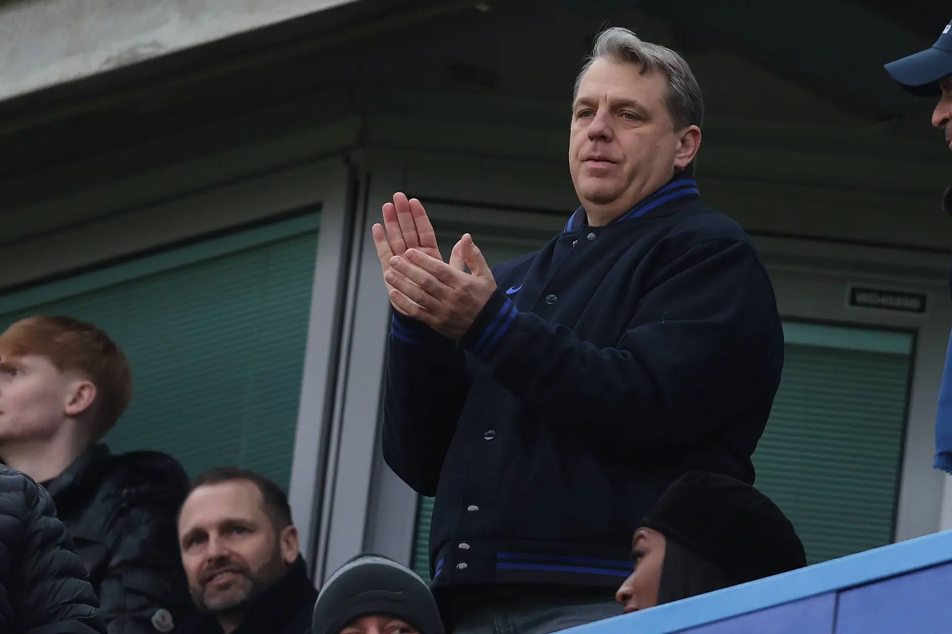 Fans van Chelsea schreeuwen om onderzoek naar eigen clubeigenaar wegens banden met louche ticketsite
