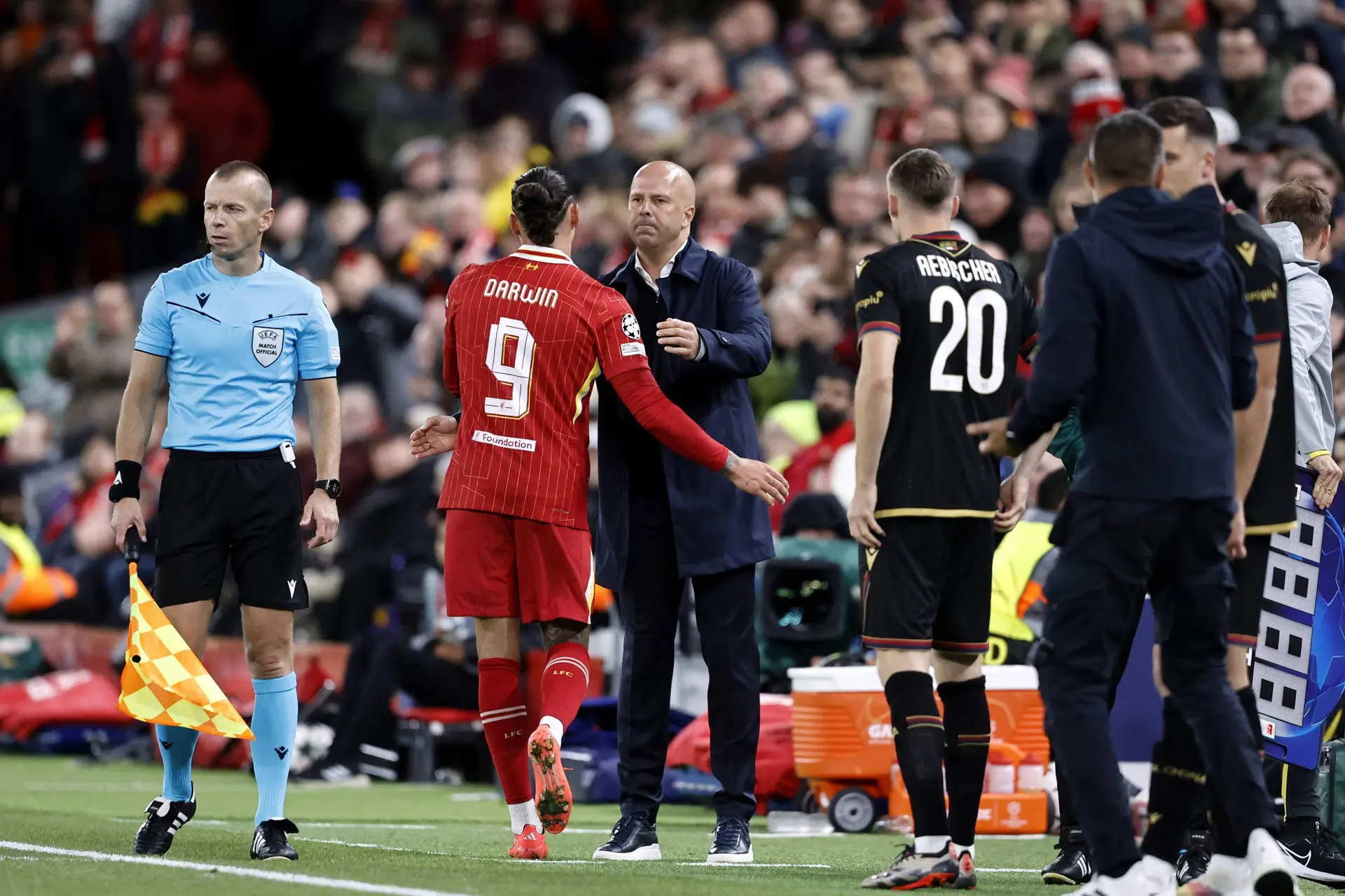 Falende spits Arne Slot uit frustraties tijdens persconferentie: 'Het is pech!'