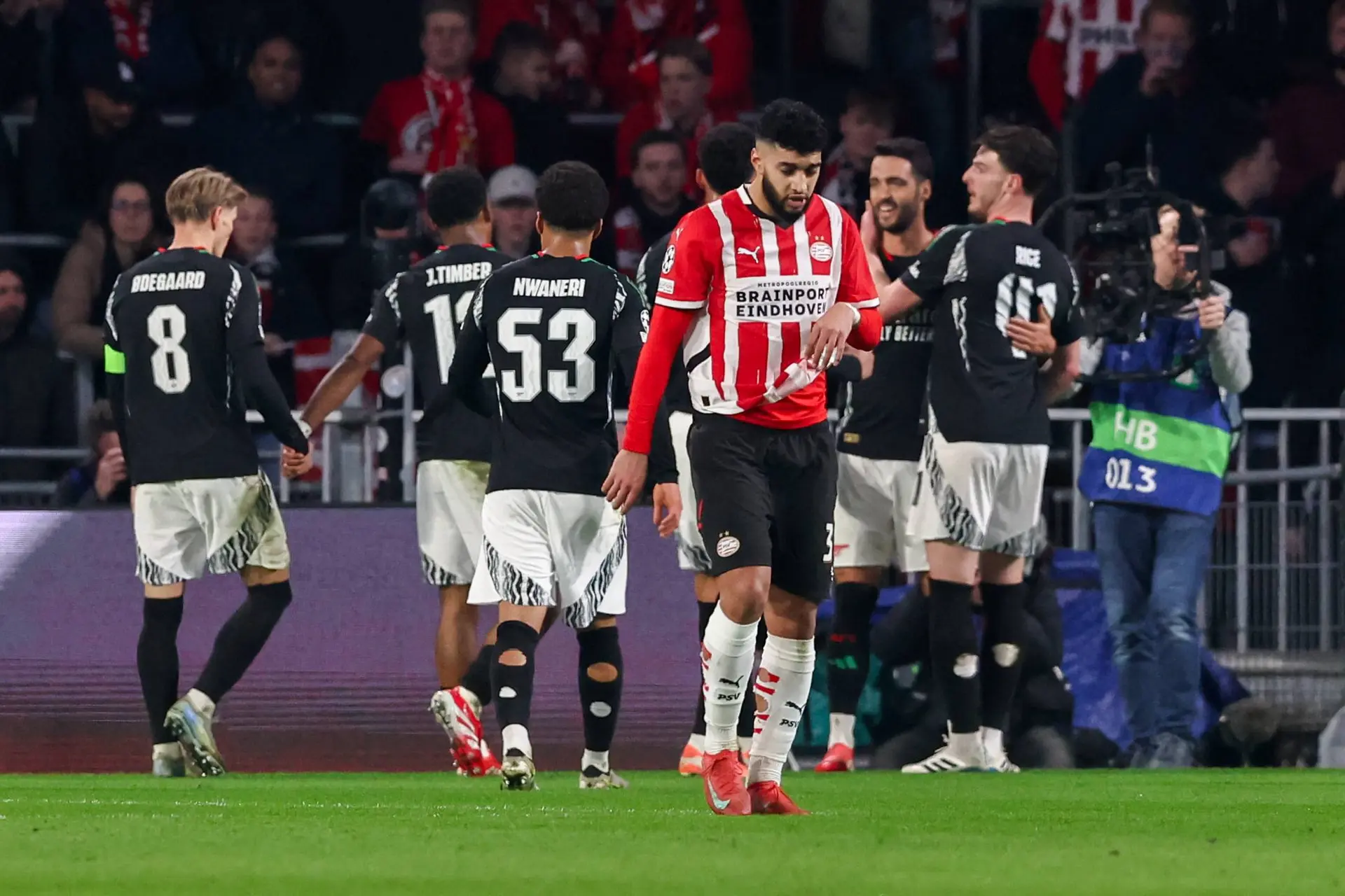 PSV gaat supporters compenseren na blamage tegen Arsenal