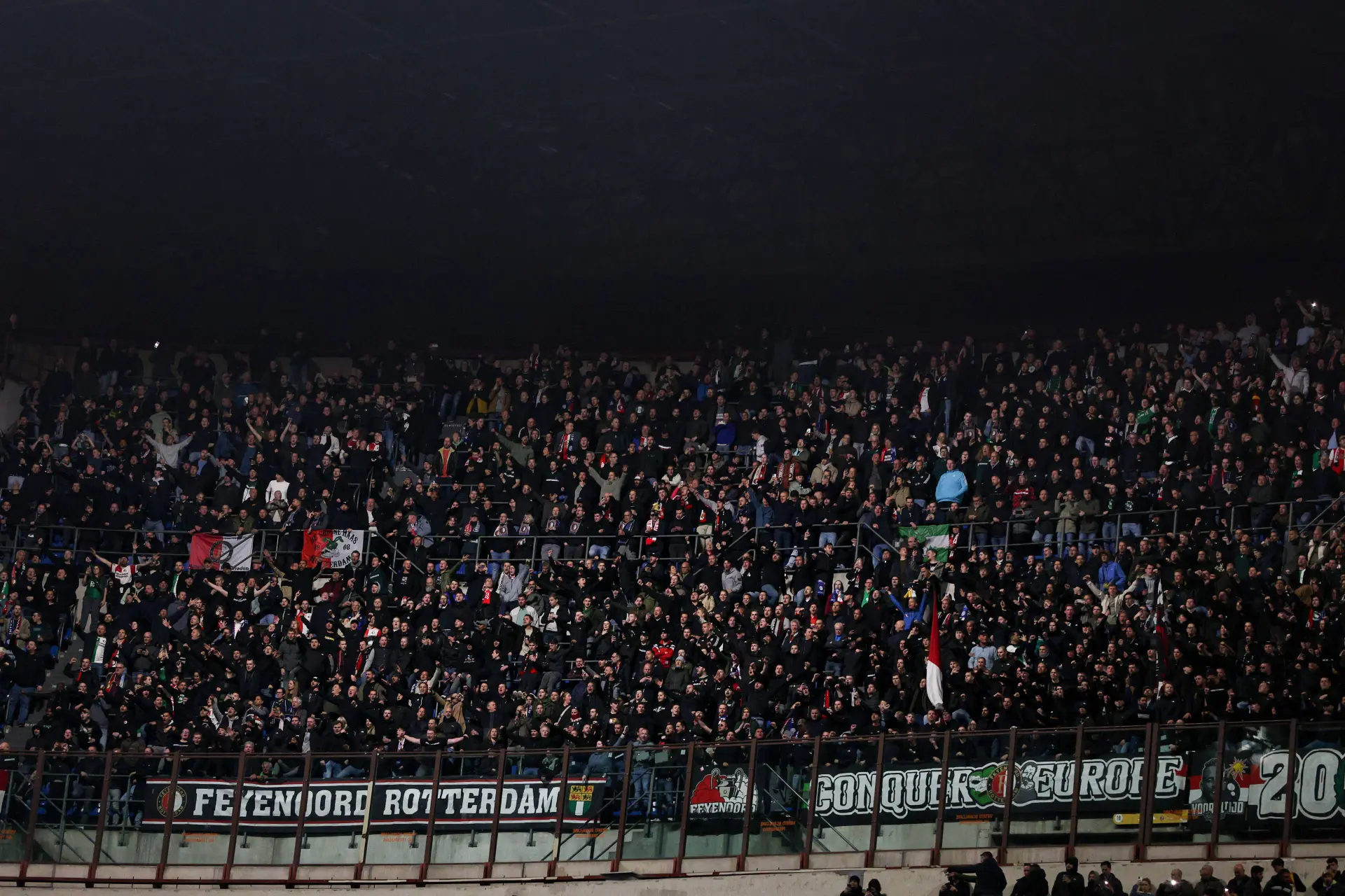 UEFA deelt forse boetes uit aan Feyenoord en AC Milan na Champions League-duel