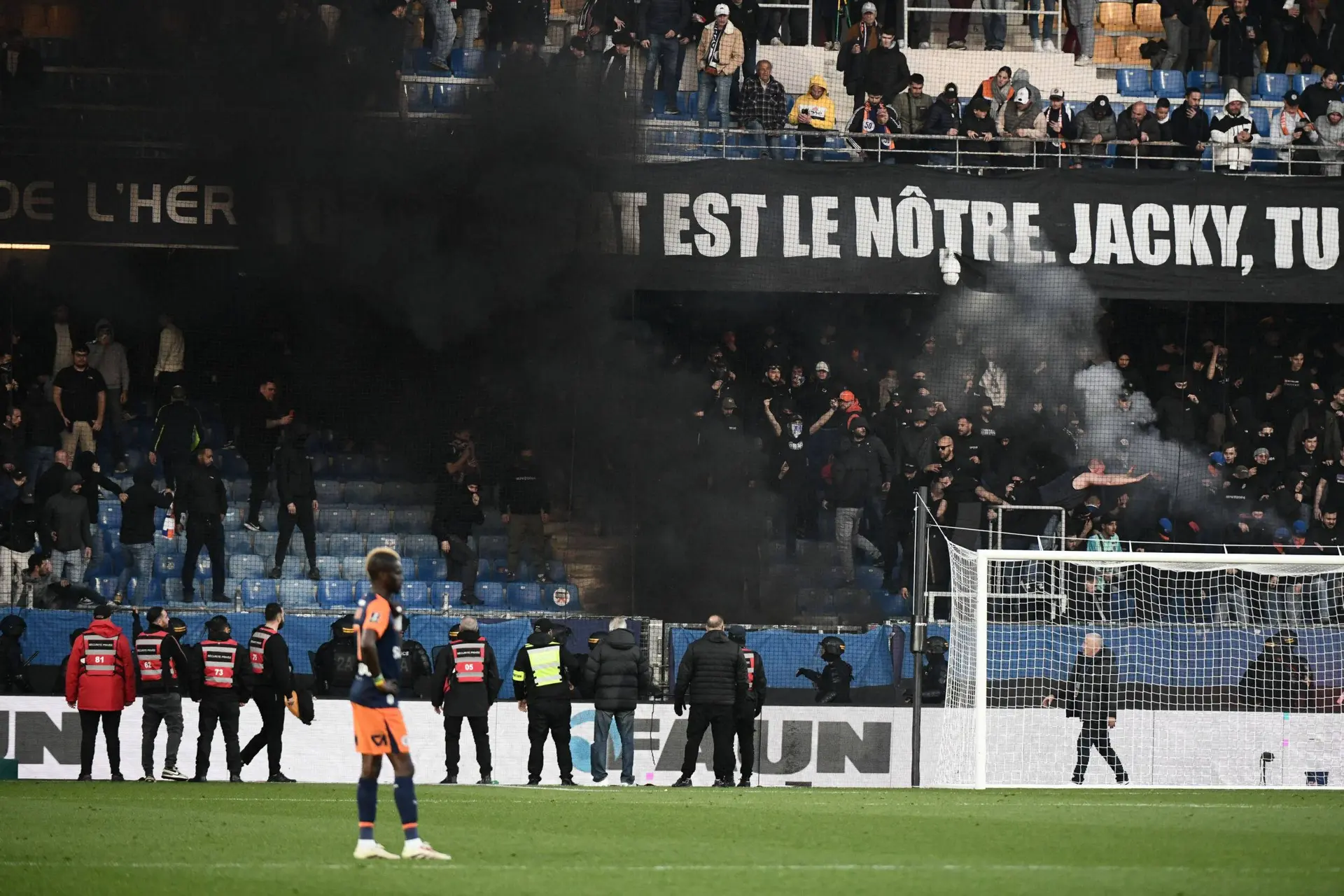 Ligue 1-wedstrijd tussen degradatiekandidaten gestaakt na rellen op tribune