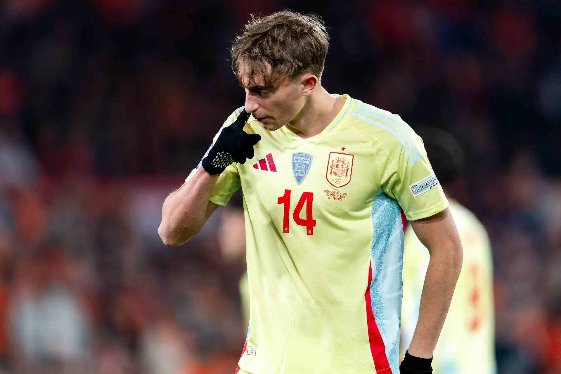 Dean Huijsen reageert op wild gerucht na debuut bij Spanje