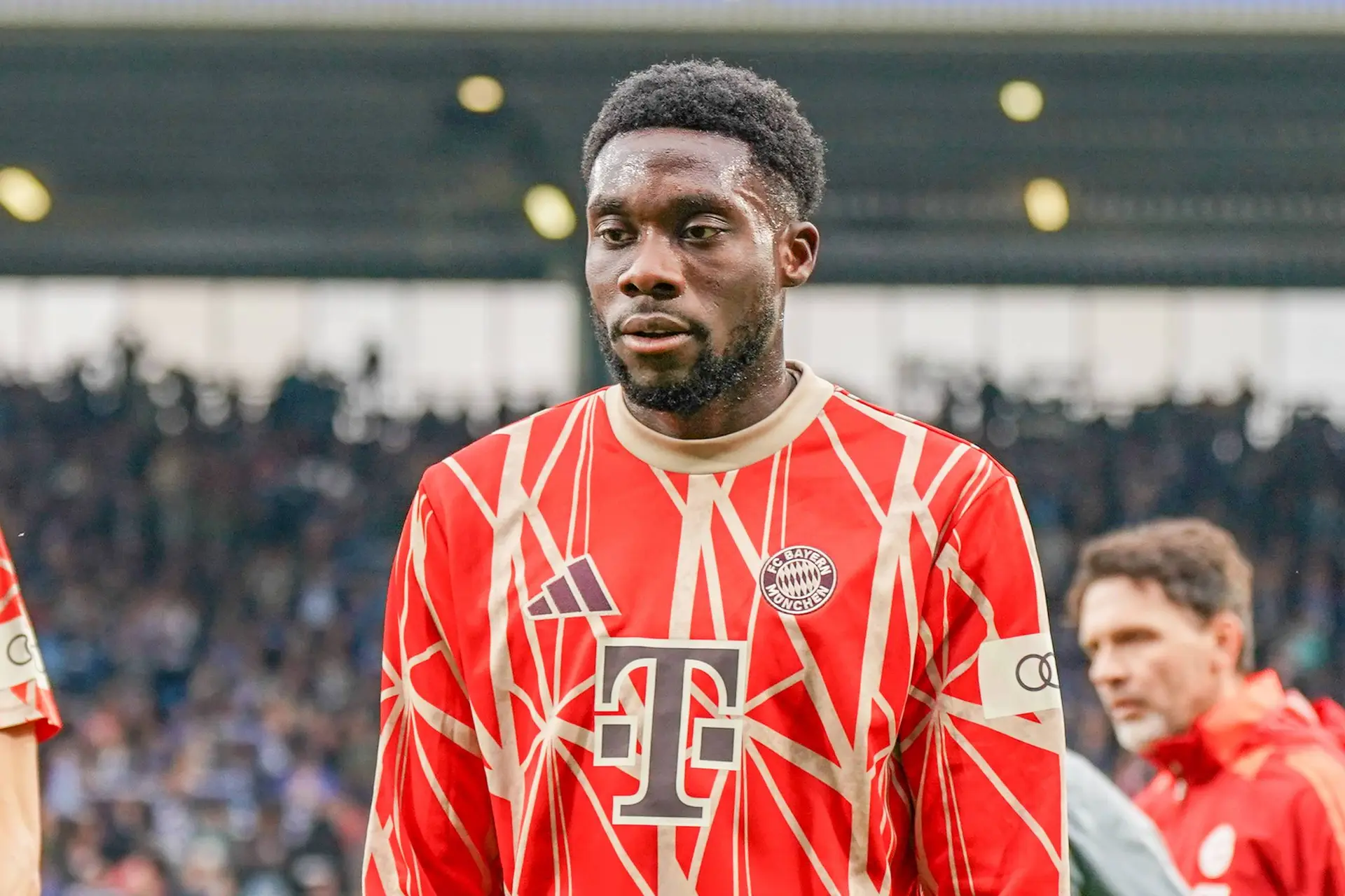 Bayern München overweegt juridische stappen tegen Canada wegens nalatigheid bij zware blessure Alphonso Davies