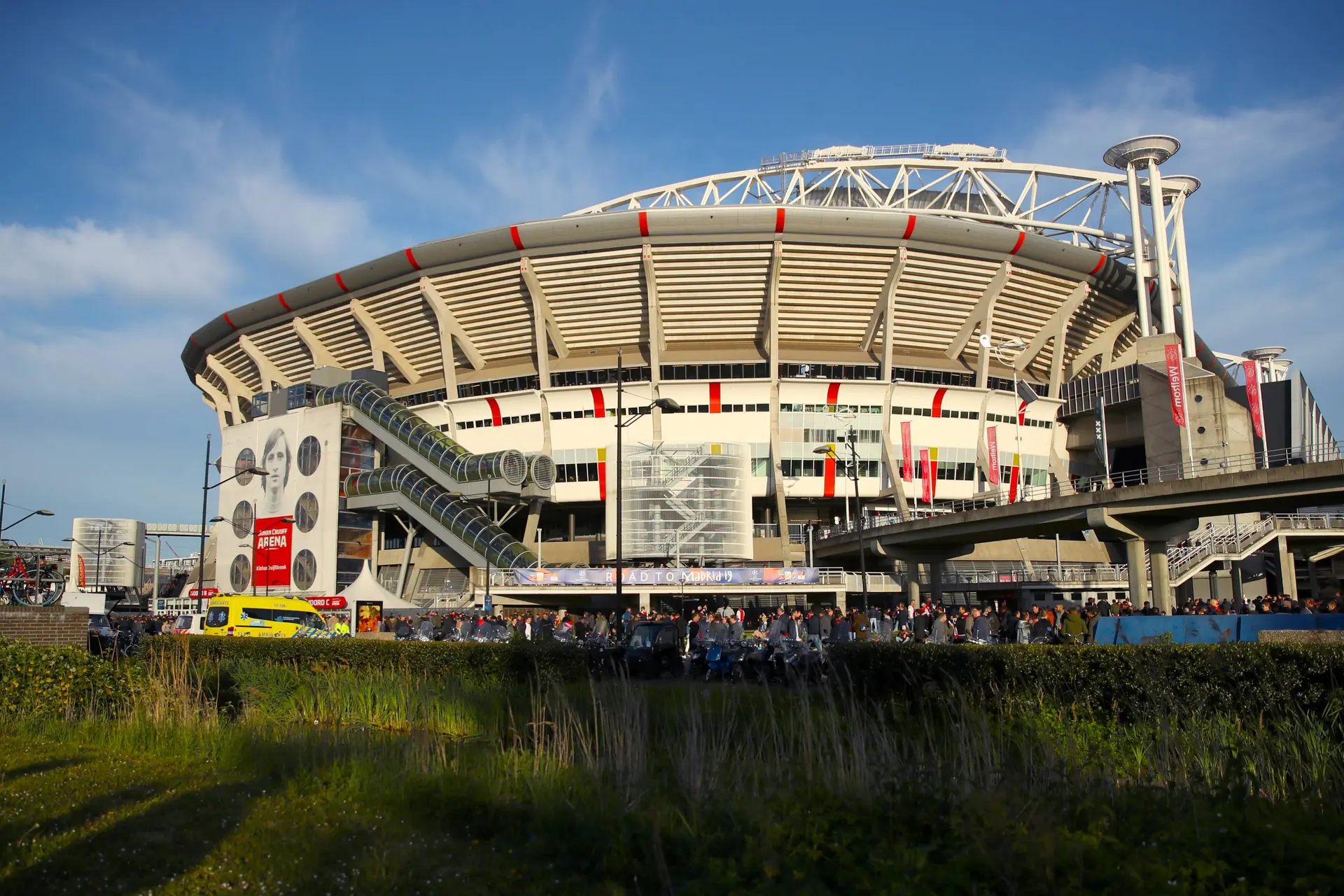 Johan Cruijff geëerd met beeld op unieke locatie in stadion