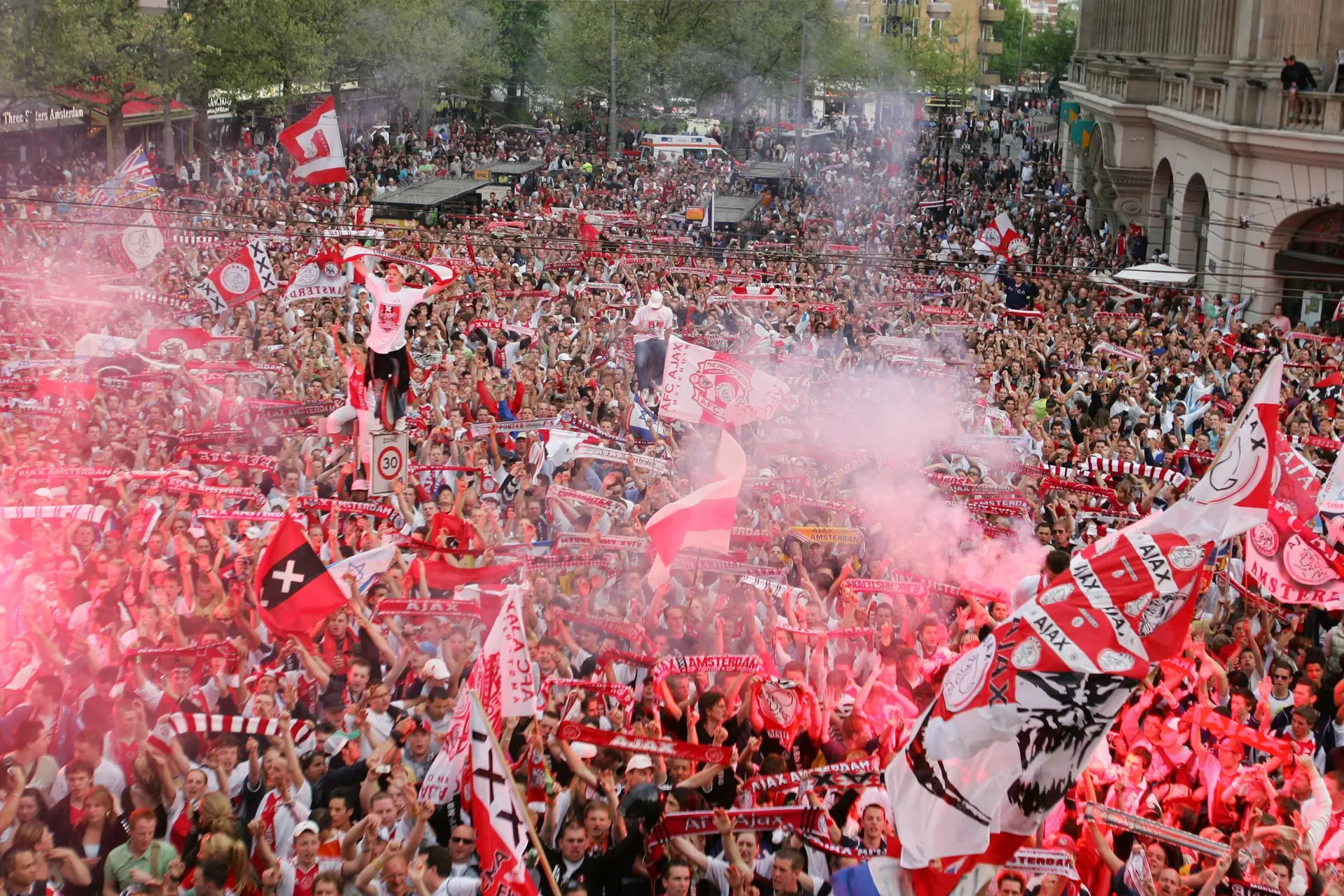 Serieuze zorgen in Amsterdam over mogelijke kampioenshuldiging Ajax