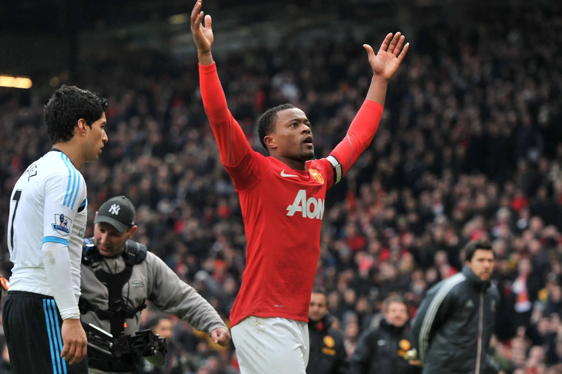 Oud-voetballer Patrice Evra wil kooivechten tegen Luis Suárez: 'Hij mag mij zelfs bijten'