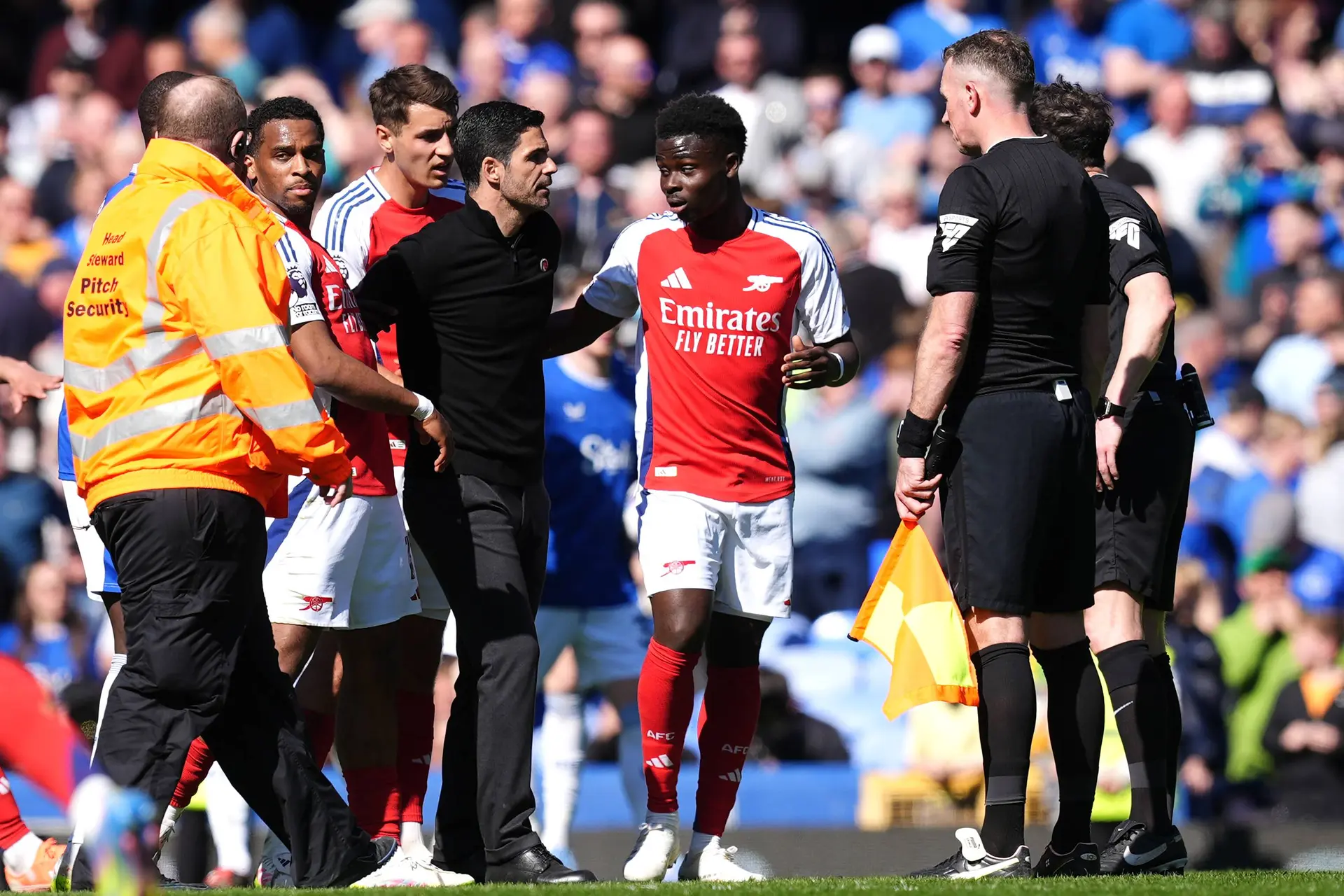 Arne Slot koerst af op titel na controversiële penaltybeslisser tegen Arsenal: 'Op geen enkele manier'