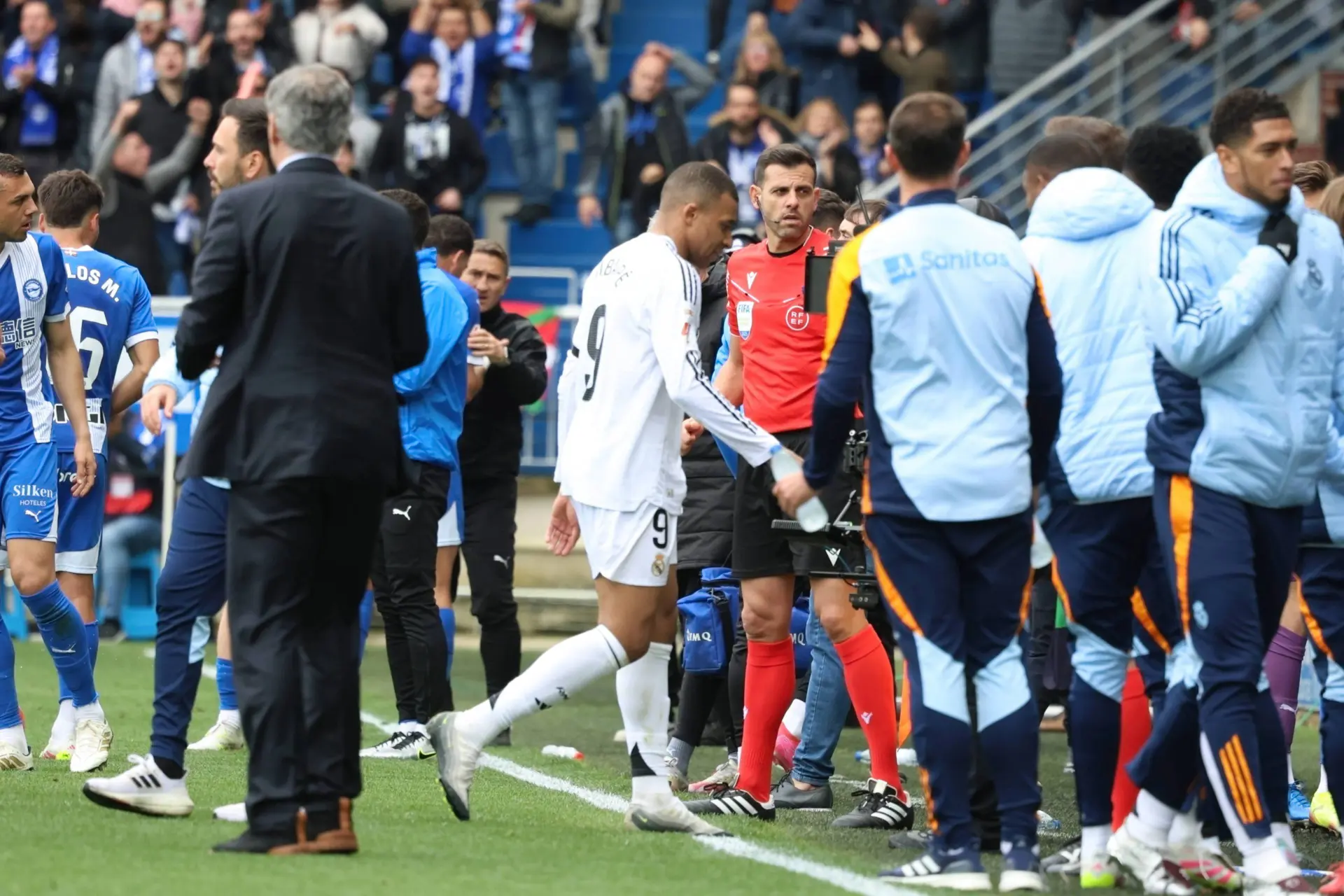 Kylian Mbappé biedt excuses aan na donkerrode kaart: 'Geen gewelddadige jongen'