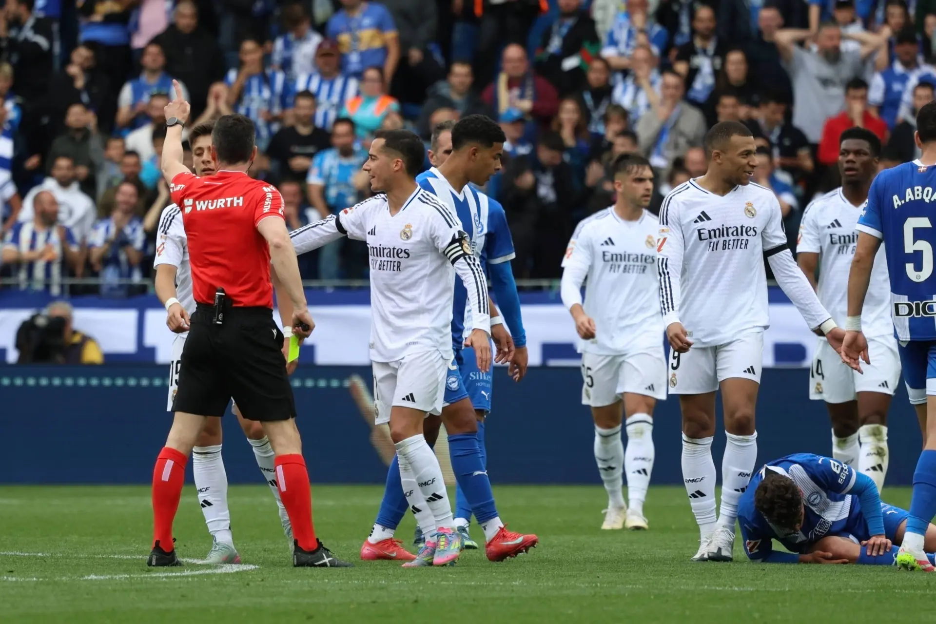 Ophef in Spanje na zeer lichte straf voor horrortackle van Kylian Mbappé