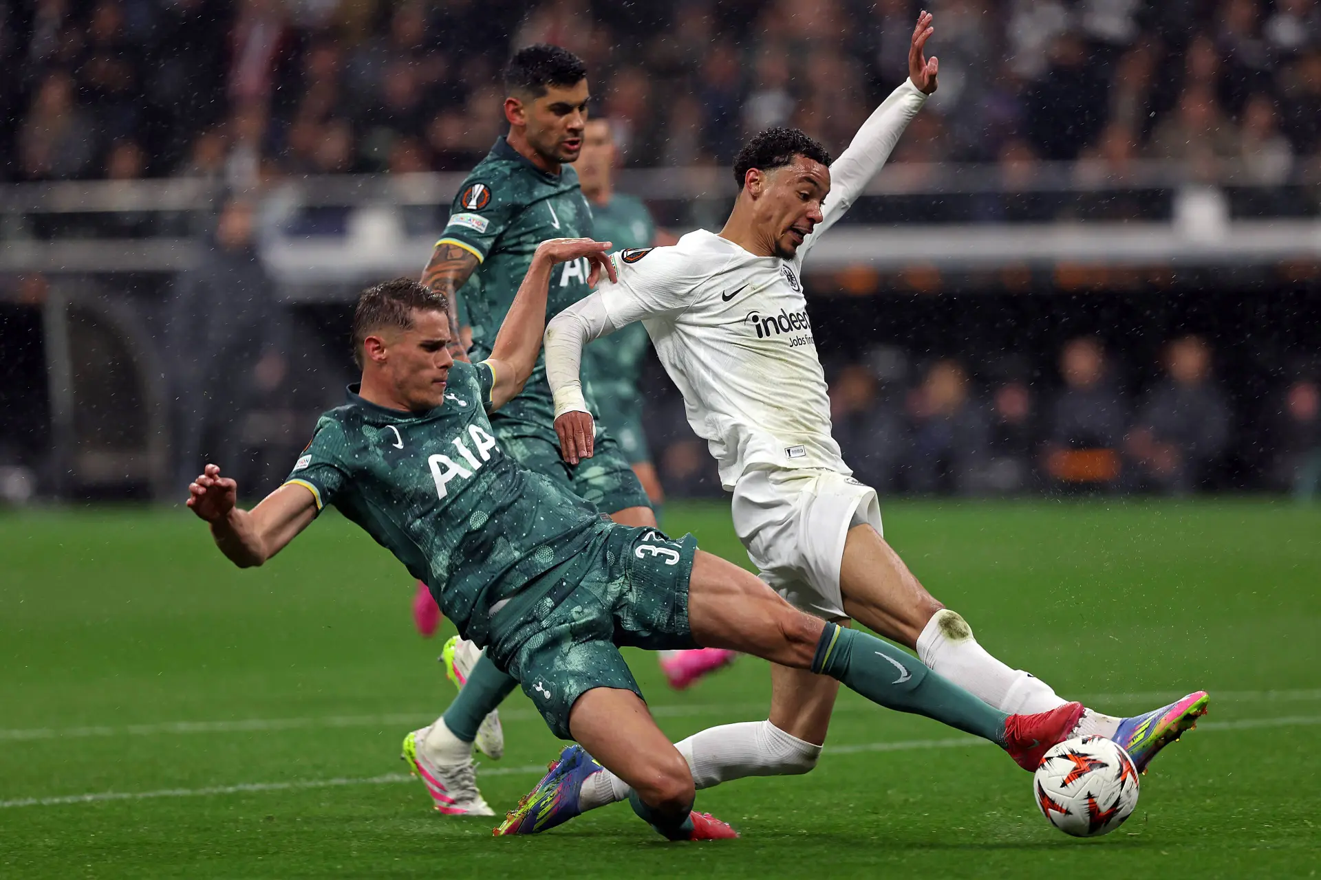 Defensieve partner Micky van de Ven mikt op Tottenham-exit