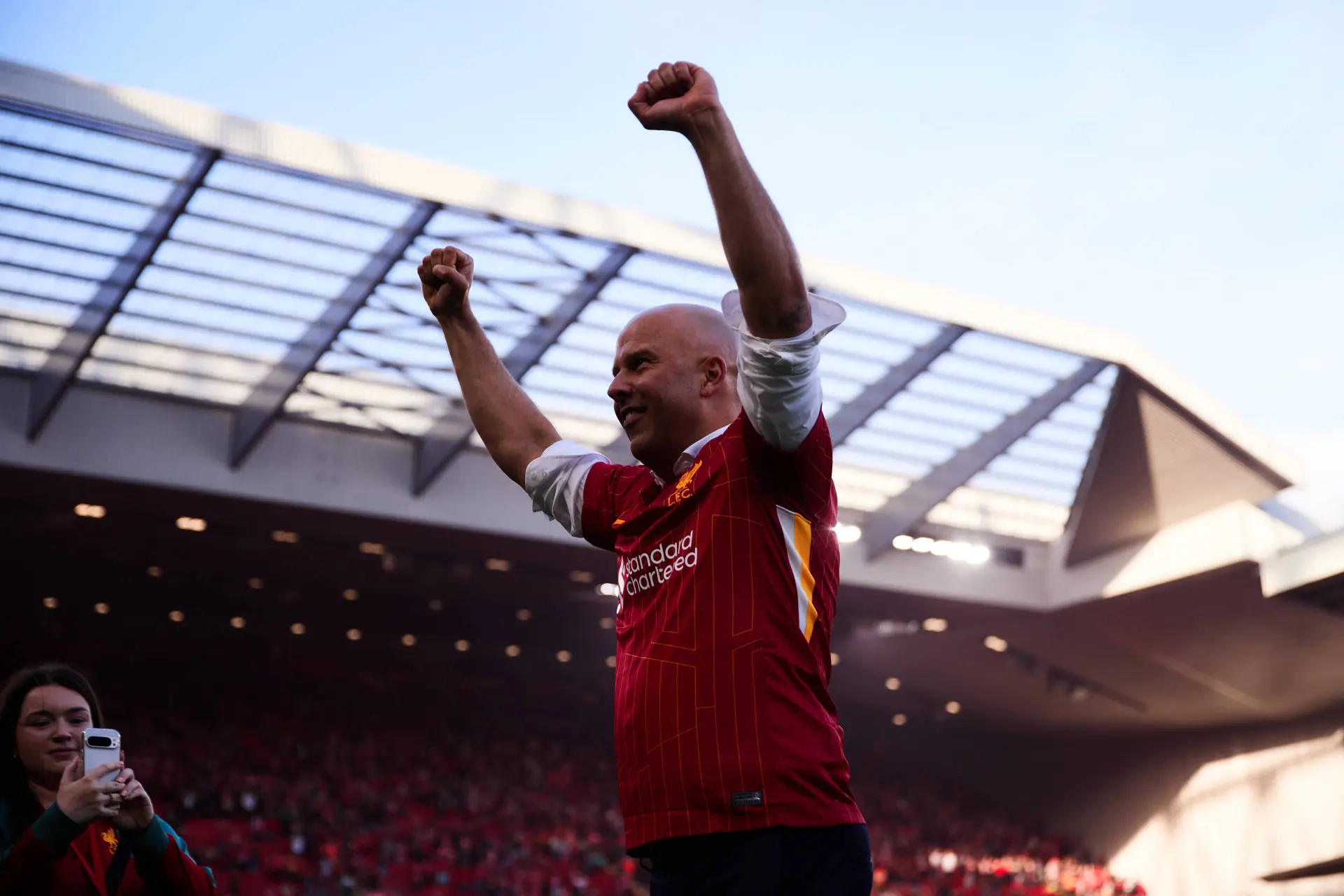 Engelse pers verzot op Arne Slot na overtuigde Premier League-titel: 'The Cool One'