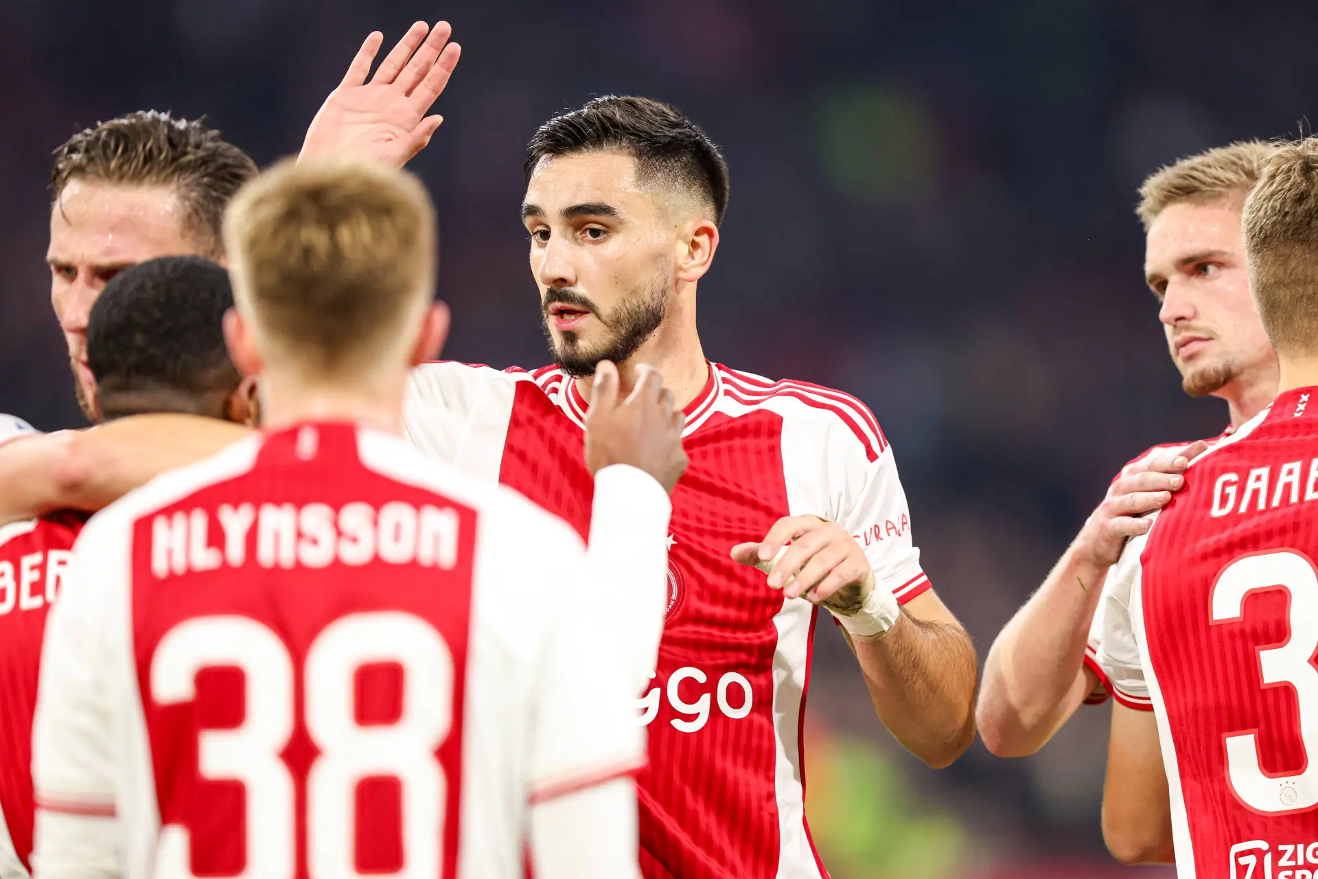 Josip Sutalo krijgt verrassend bericht van wereldspeler: 'Wie is hiermee gekomen?'