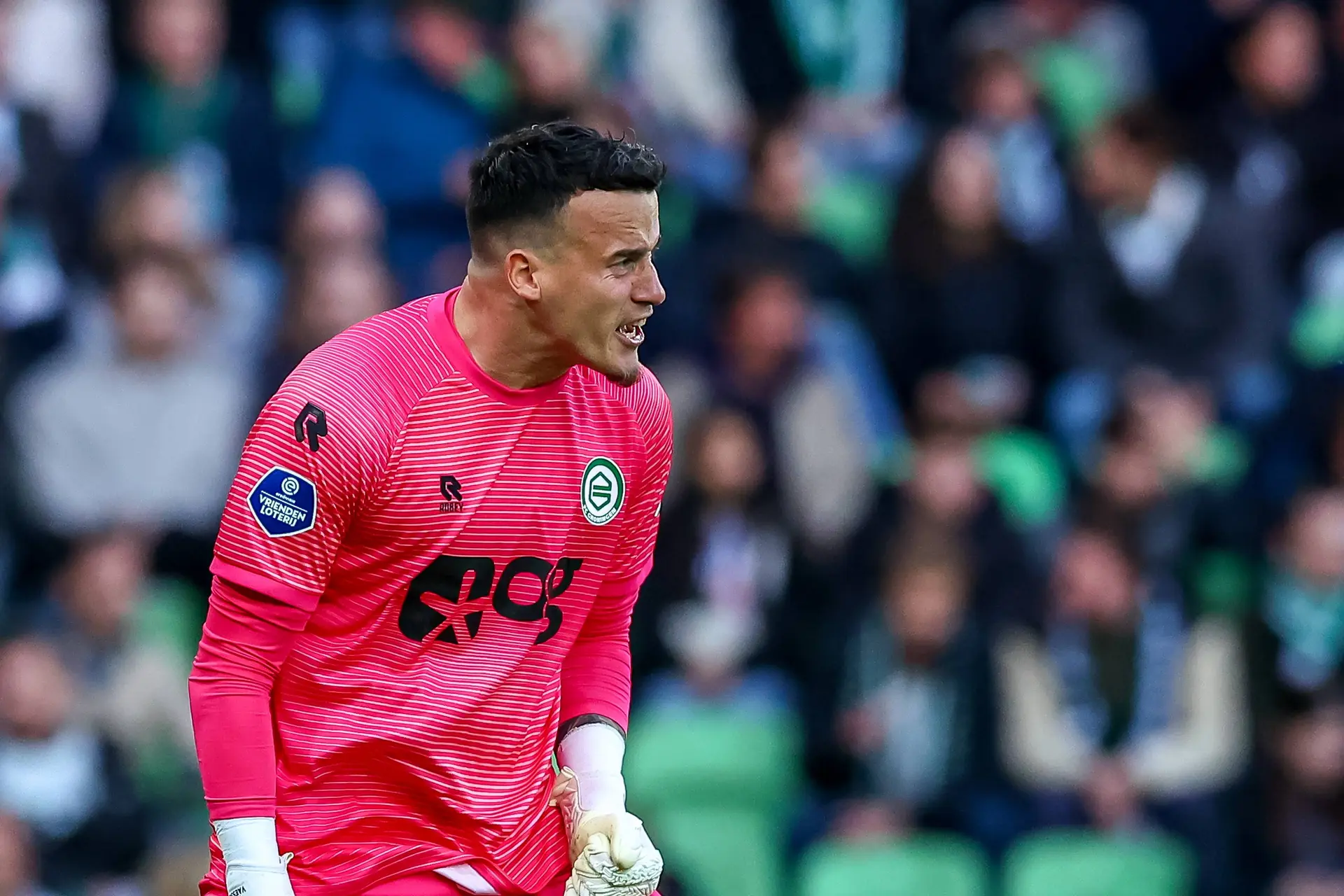Op hol geslagen FC Groningen-doelman aangeklaagd na gebruik van fysiek geweld tegen Ajax-assistent