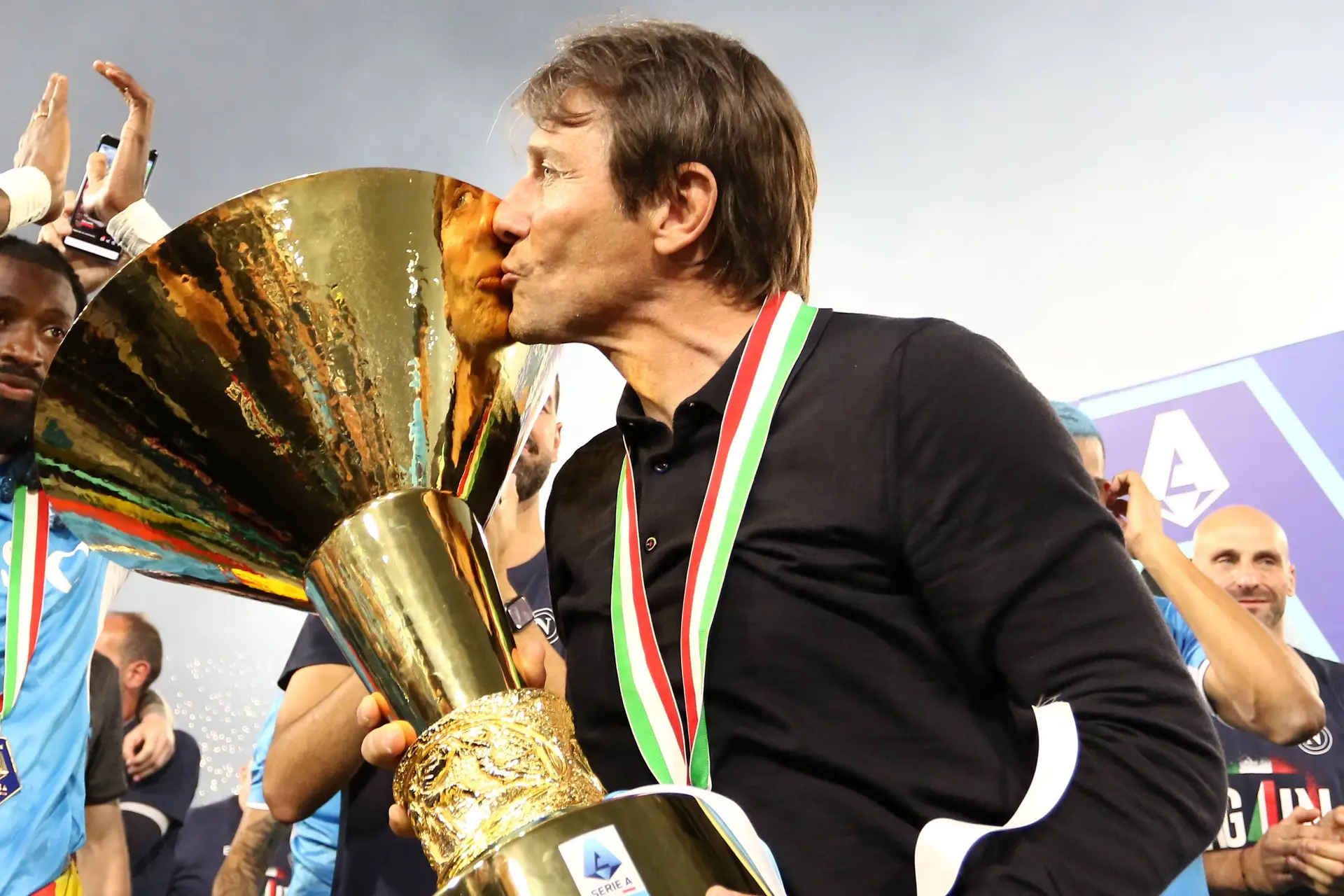 Antonio Conte blijft en krijgt extra groot budget om mee te werken