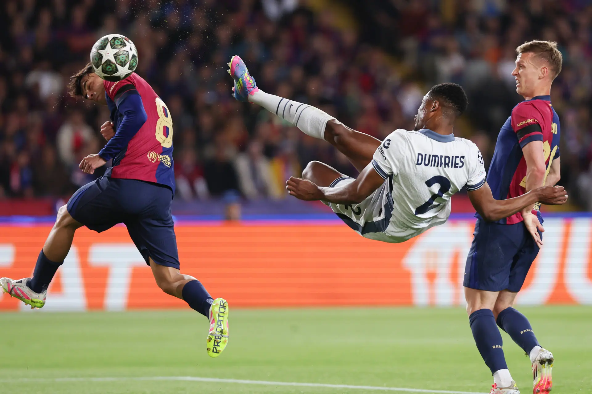 Denzel Dumfries met een hoofdrol in fenomenale wedstrijd tegen Barcelona