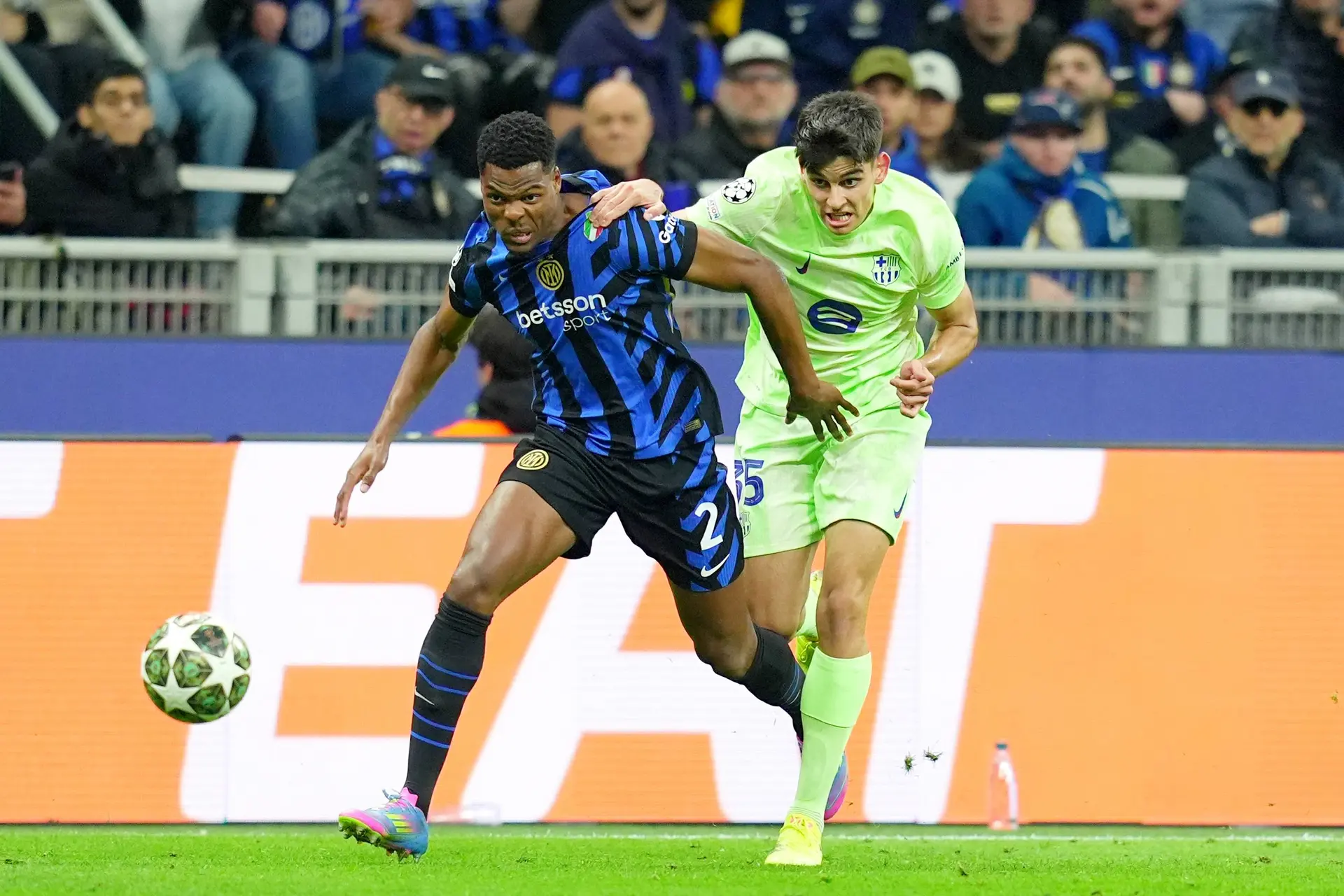 Opnieuw een heldenrol voor Denzel Dumfries in doldwaze Champions League-wedstrijd