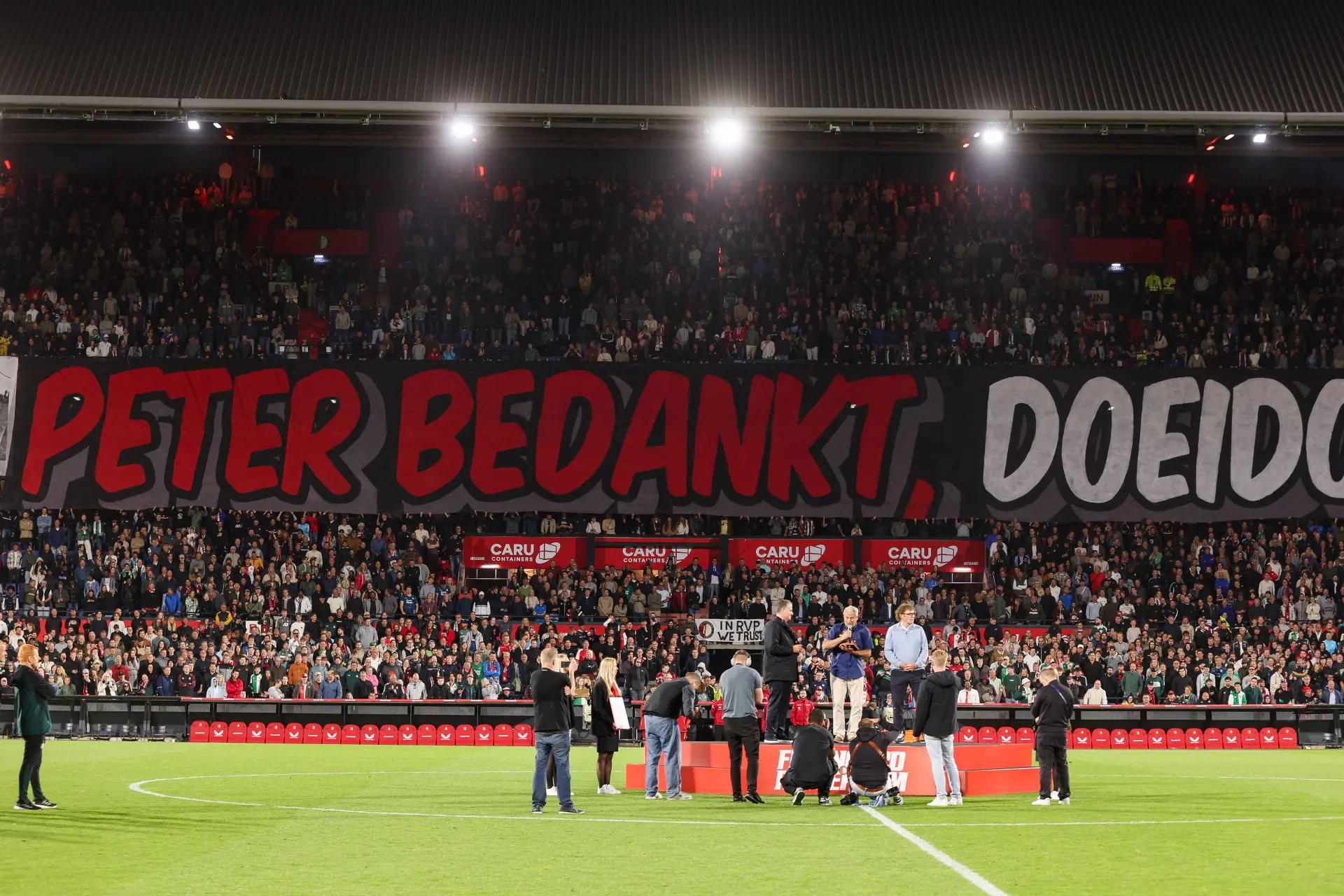 Feyenoord stelt derde plek veilig op emotionele avond in De Kuip